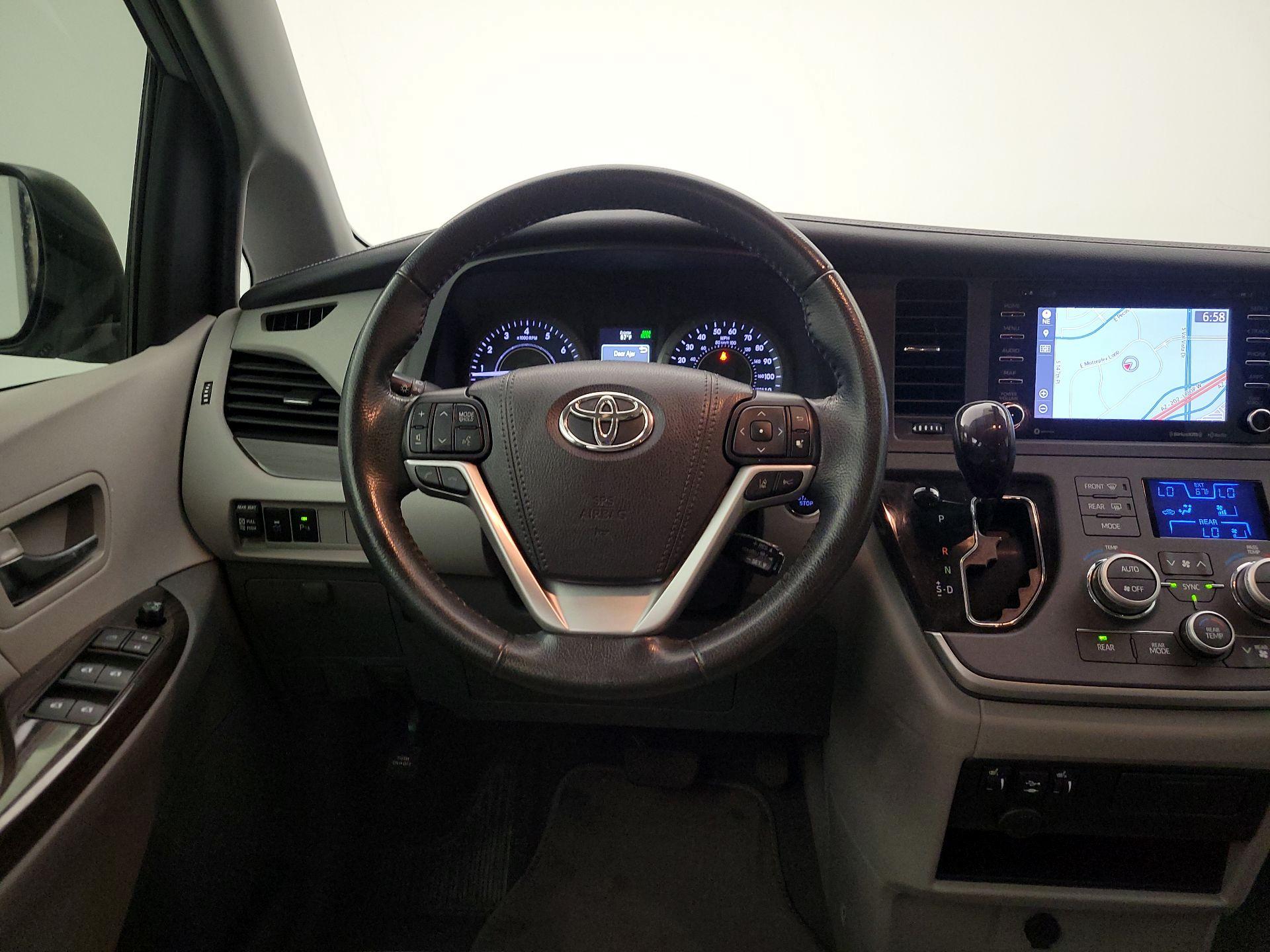 Thumbnail: 2020 Toyota Sienna - 10