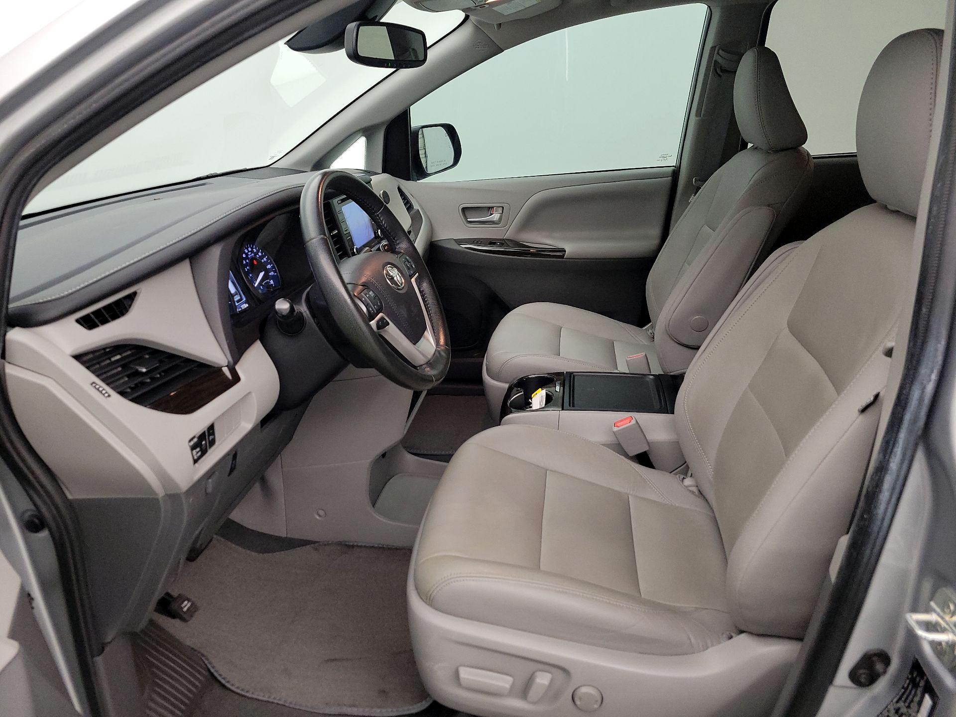 Thumbnail: 2020 Toyota Sienna - 11