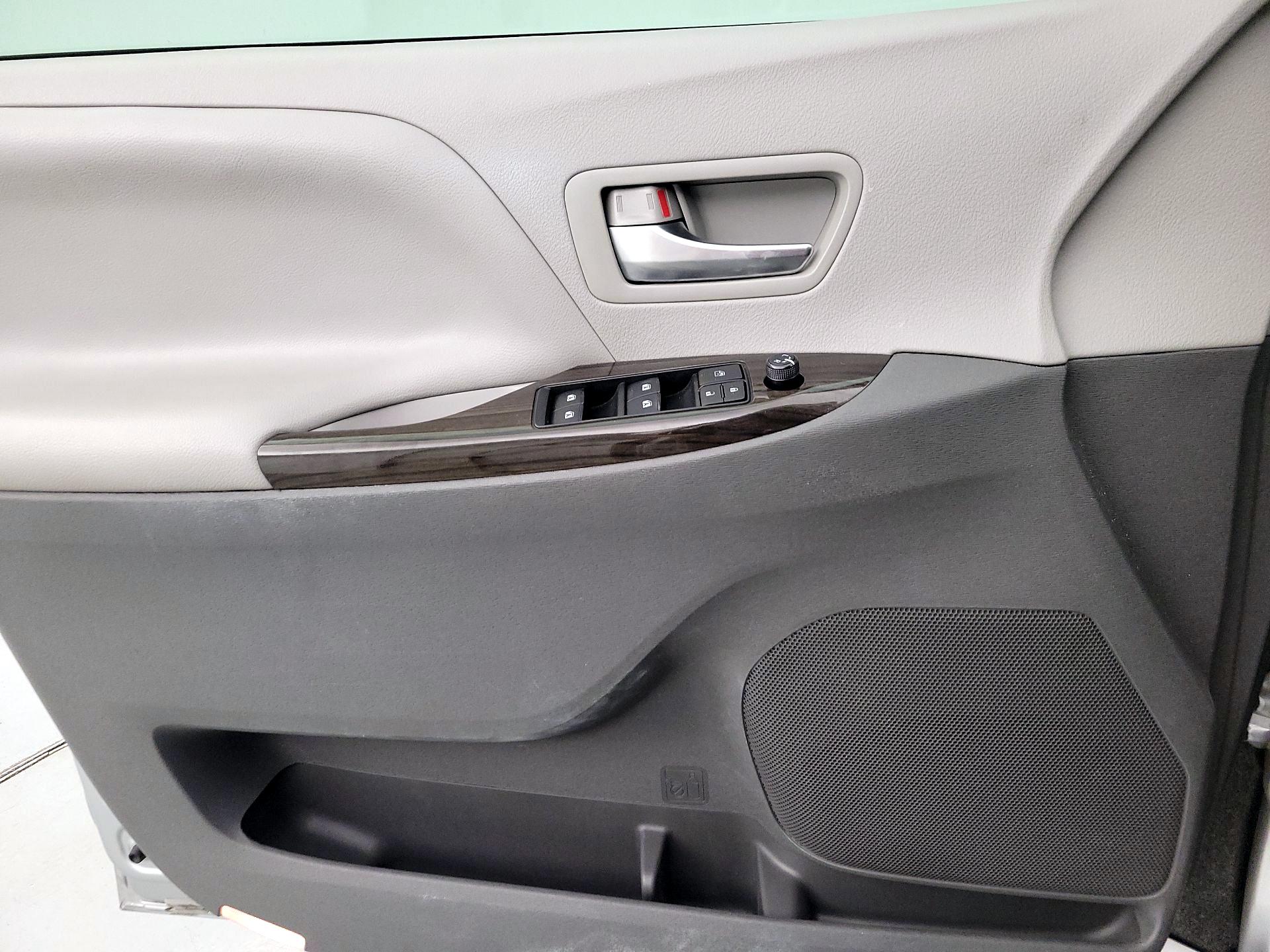 Thumbnail: 2020 Toyota Sienna - 12