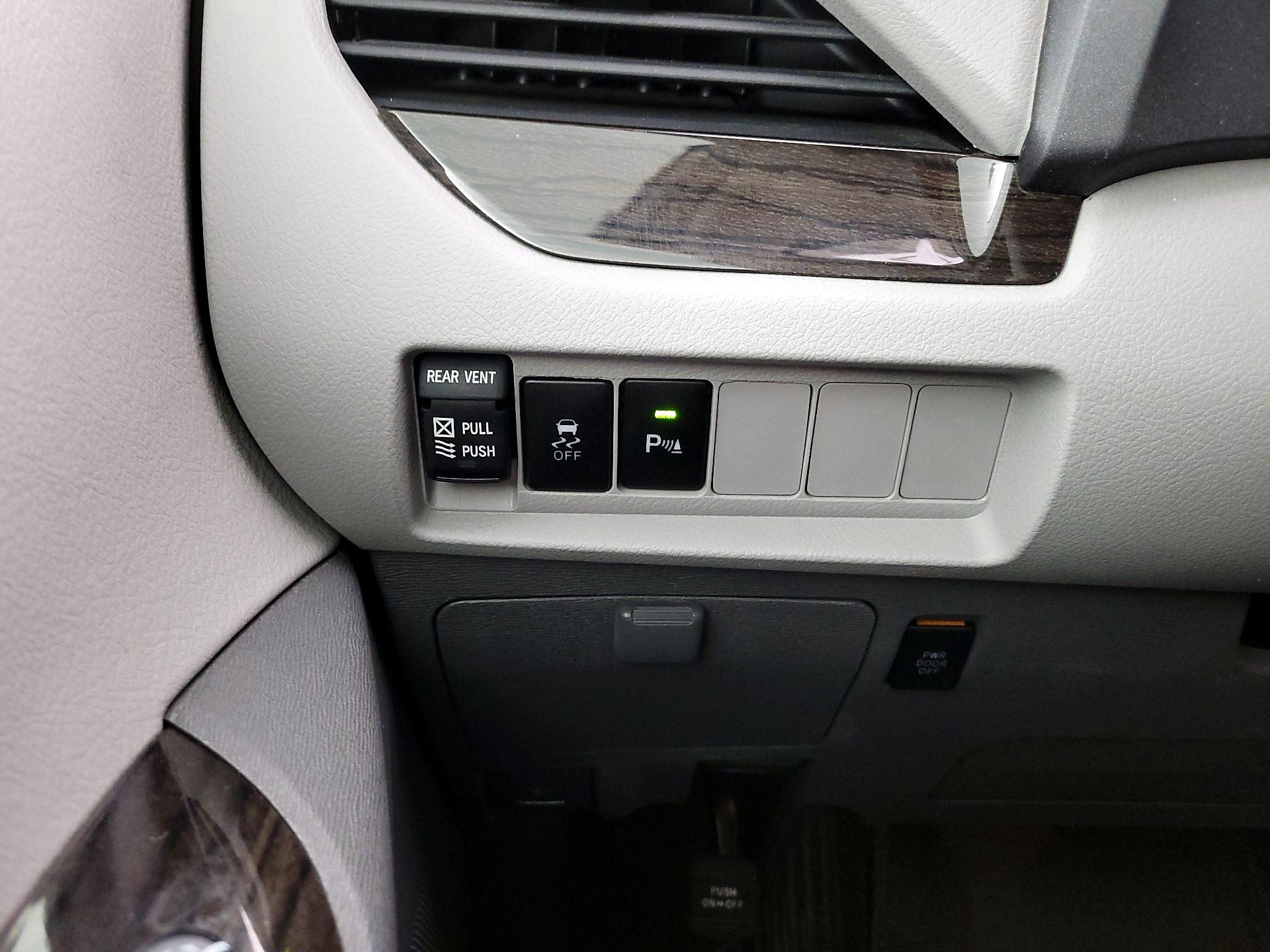 Thumbnail: 2020 Toyota Sienna - 13
