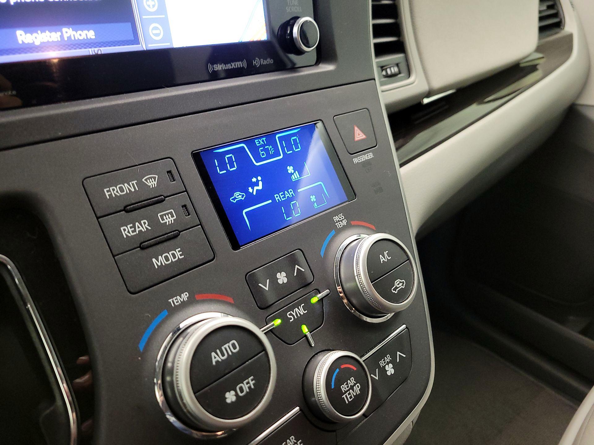 Thumbnail: 2020 Toyota Sienna - 17