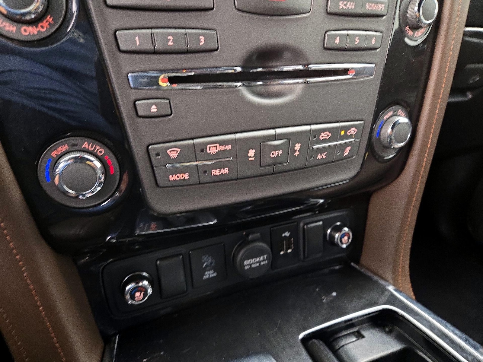 2019 Nissan Armada Platinum - Photo 18