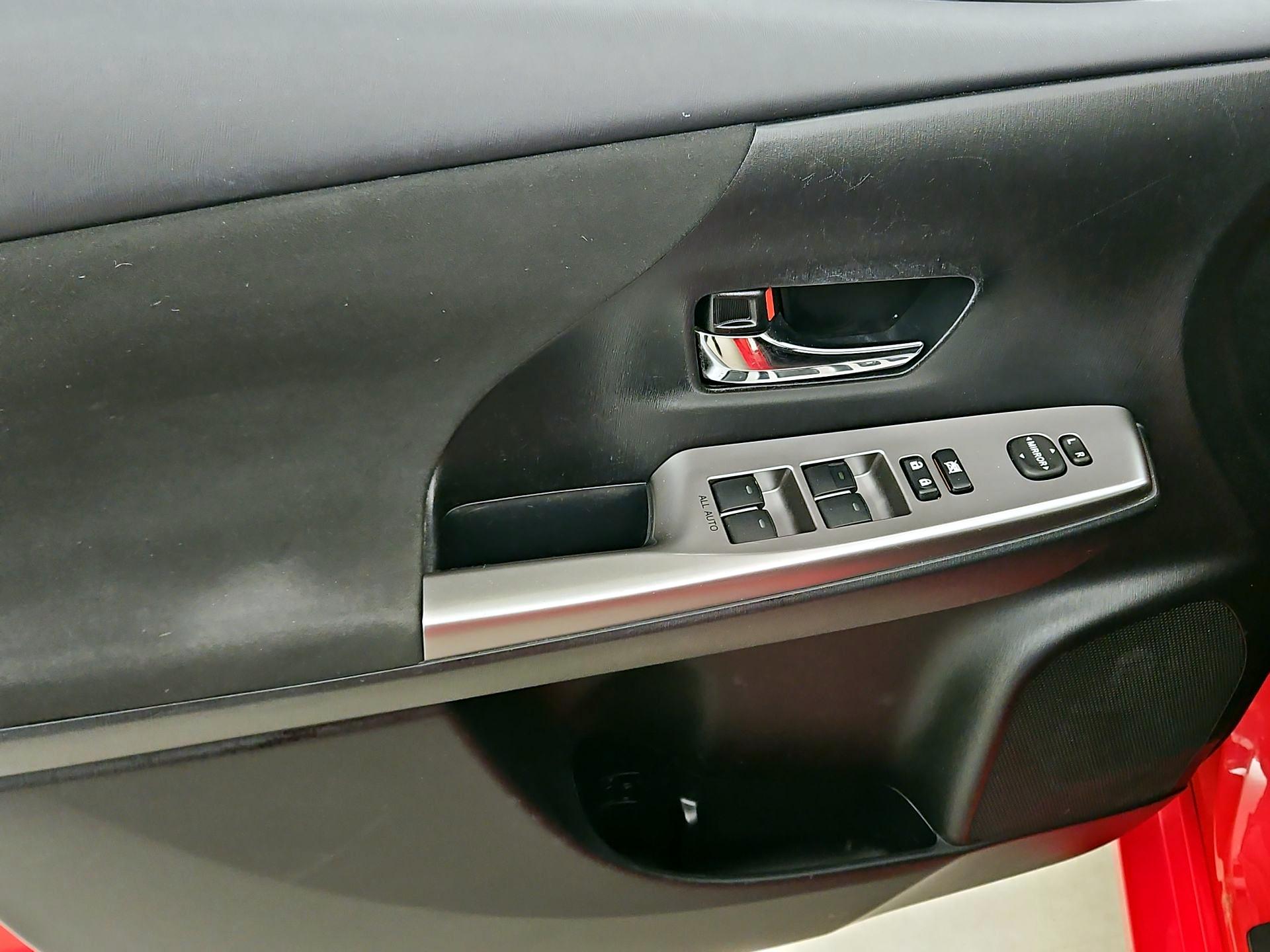 Thumbnail: 2015 Toyota Prius v - 12