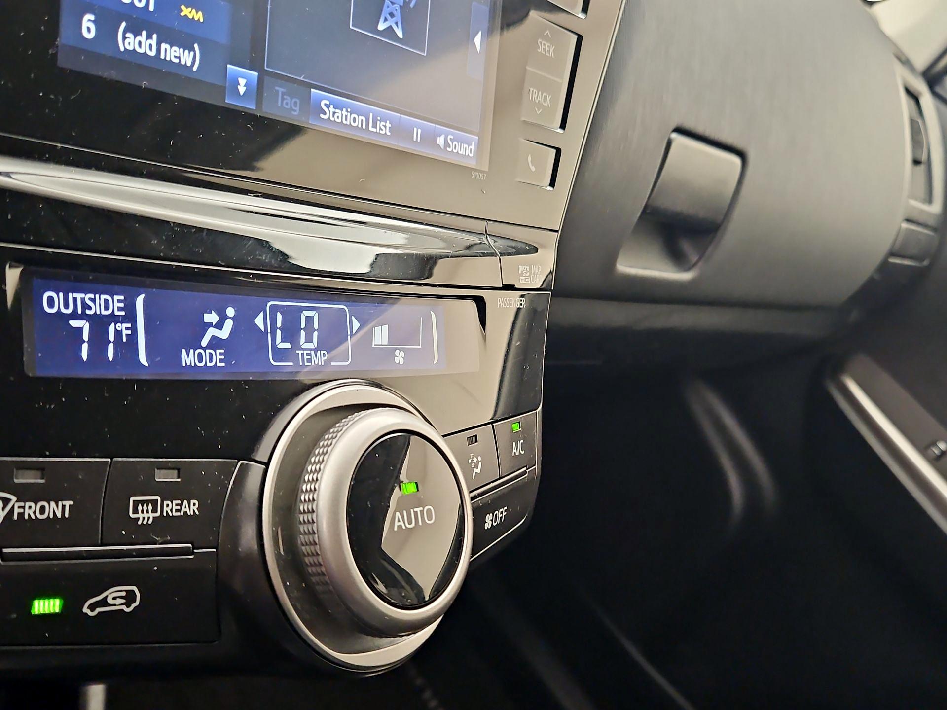 Thumbnail: 2015 Toyota Prius v - 17