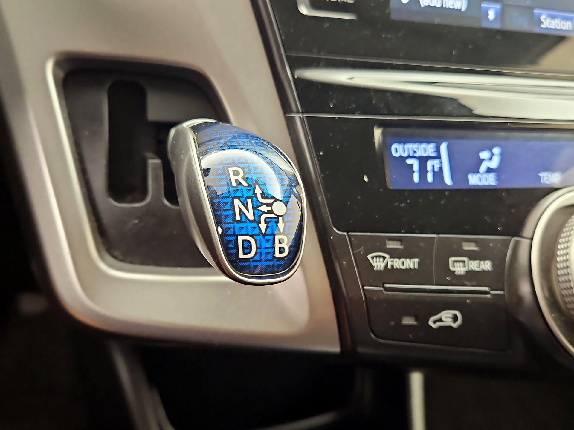 Thumbnail: 2015 Toyota Prius v - 18
