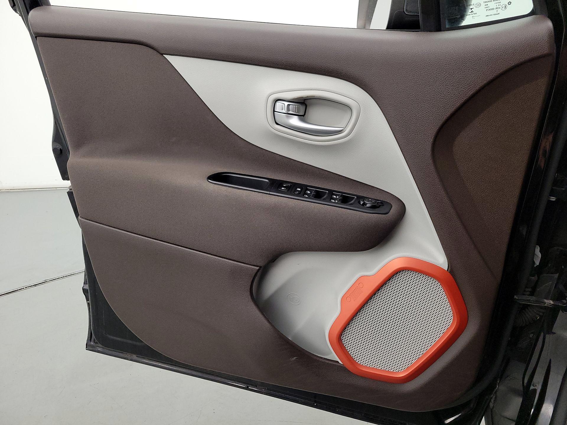 Thumbnail: 2015 Jeep Renegade - 12