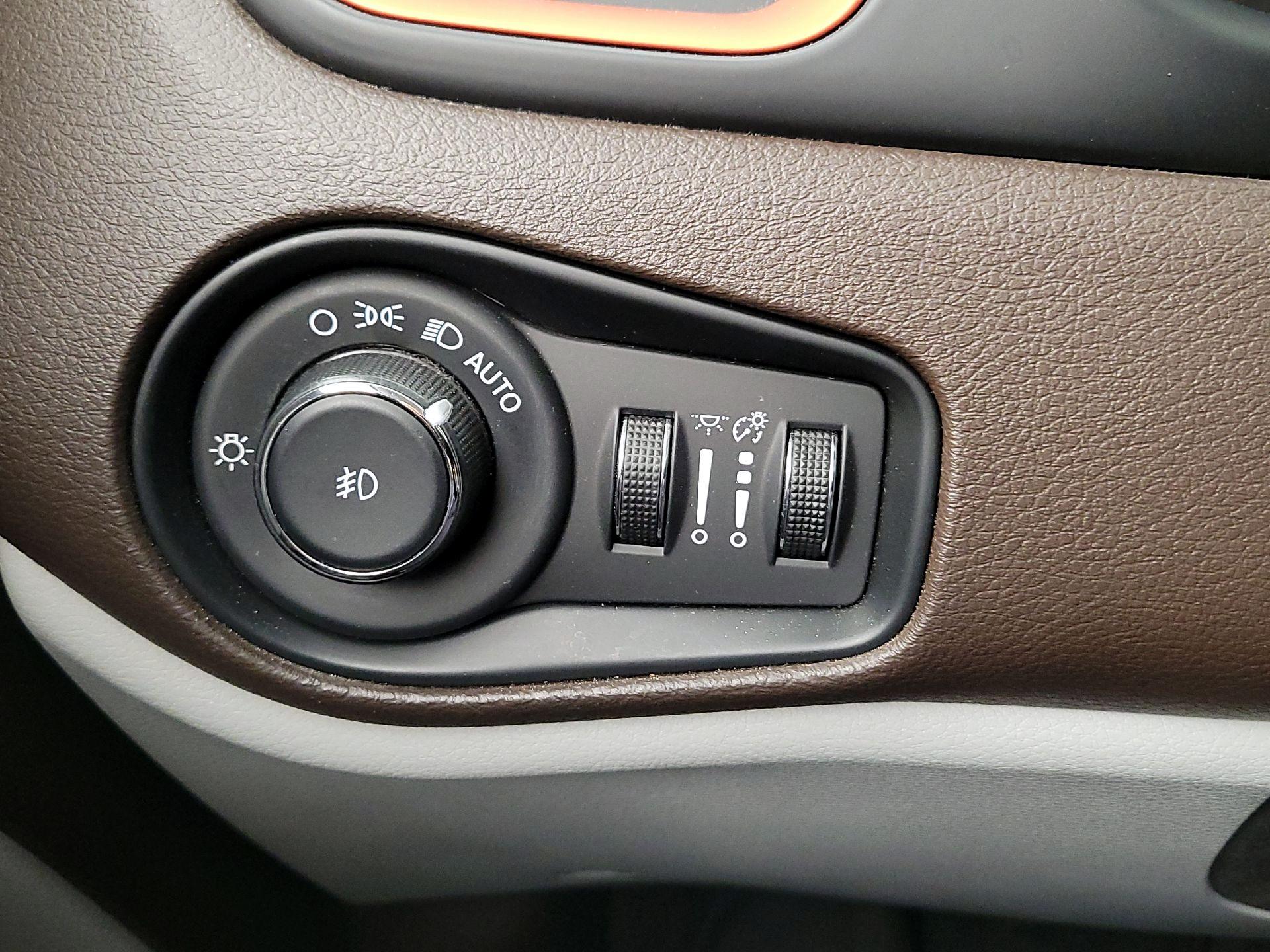 Thumbnail: 2015 Jeep Renegade - 13