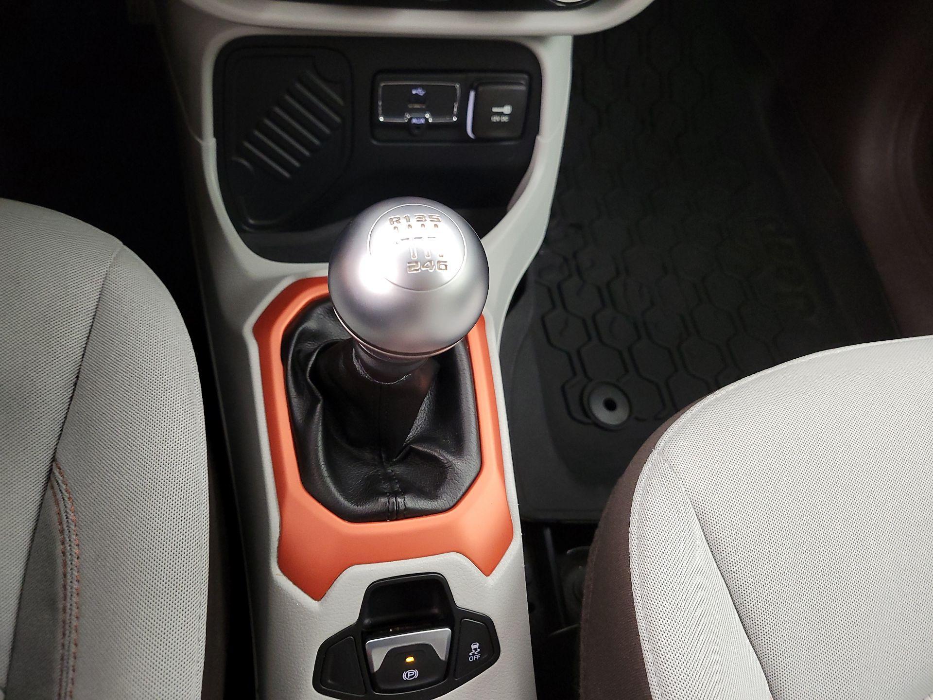 Thumbnail: 2015 Jeep Renegade - 17