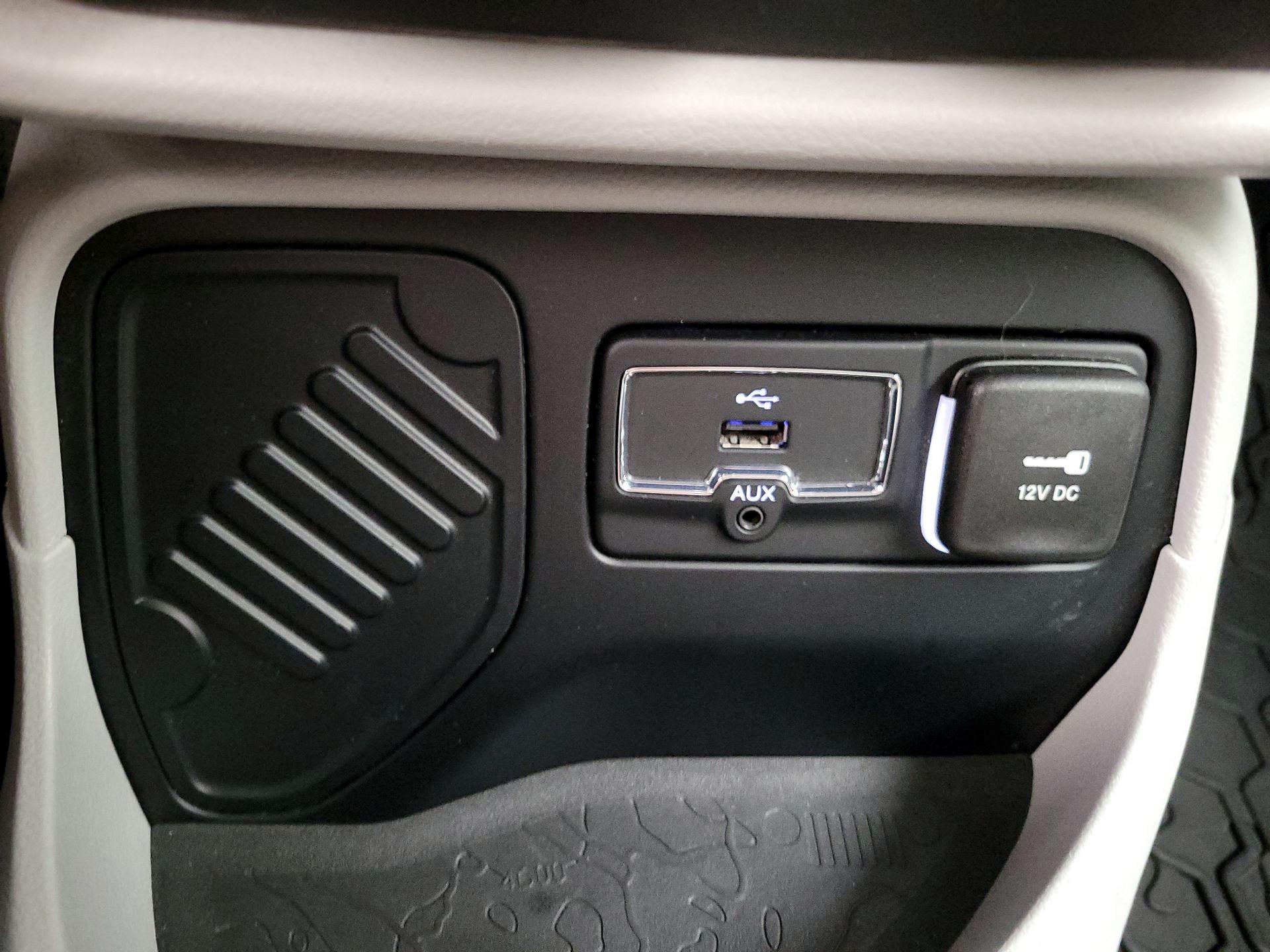 Thumbnail: 2015 Jeep Renegade - 18