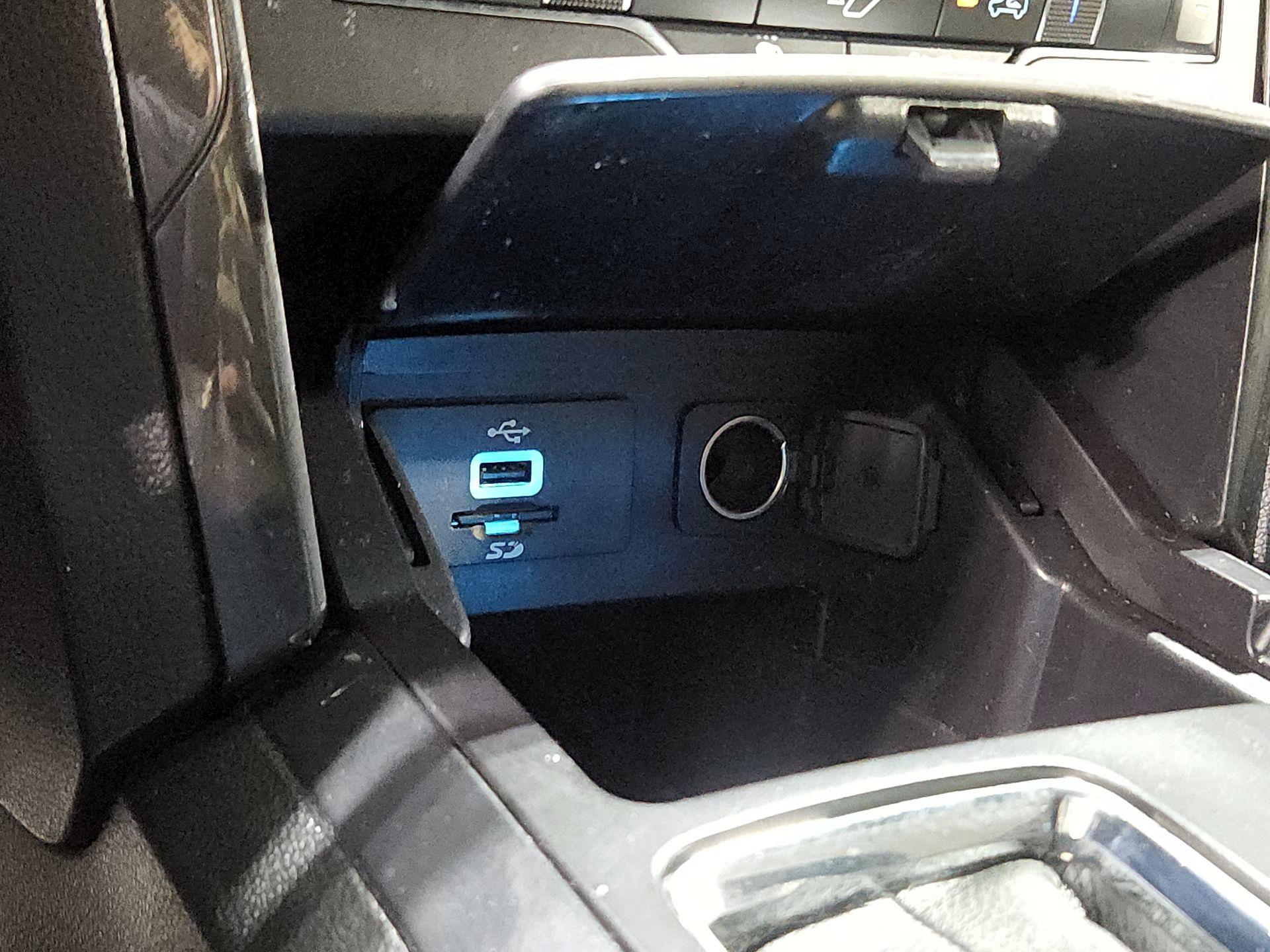 Thumbnail: 2016 Ford Explorer - 18
