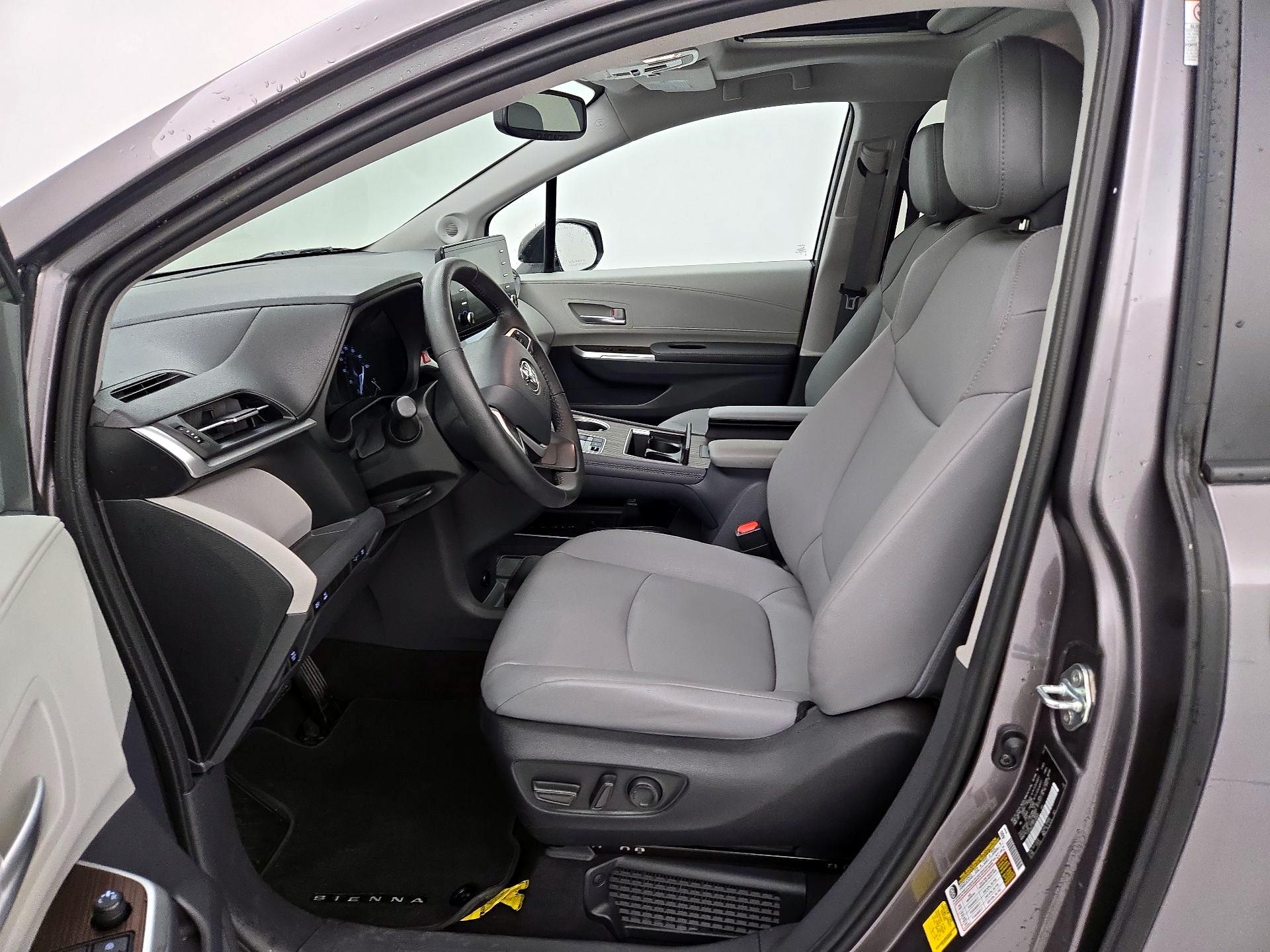 Thumbnail: 2022 Toyota Sienna - 11