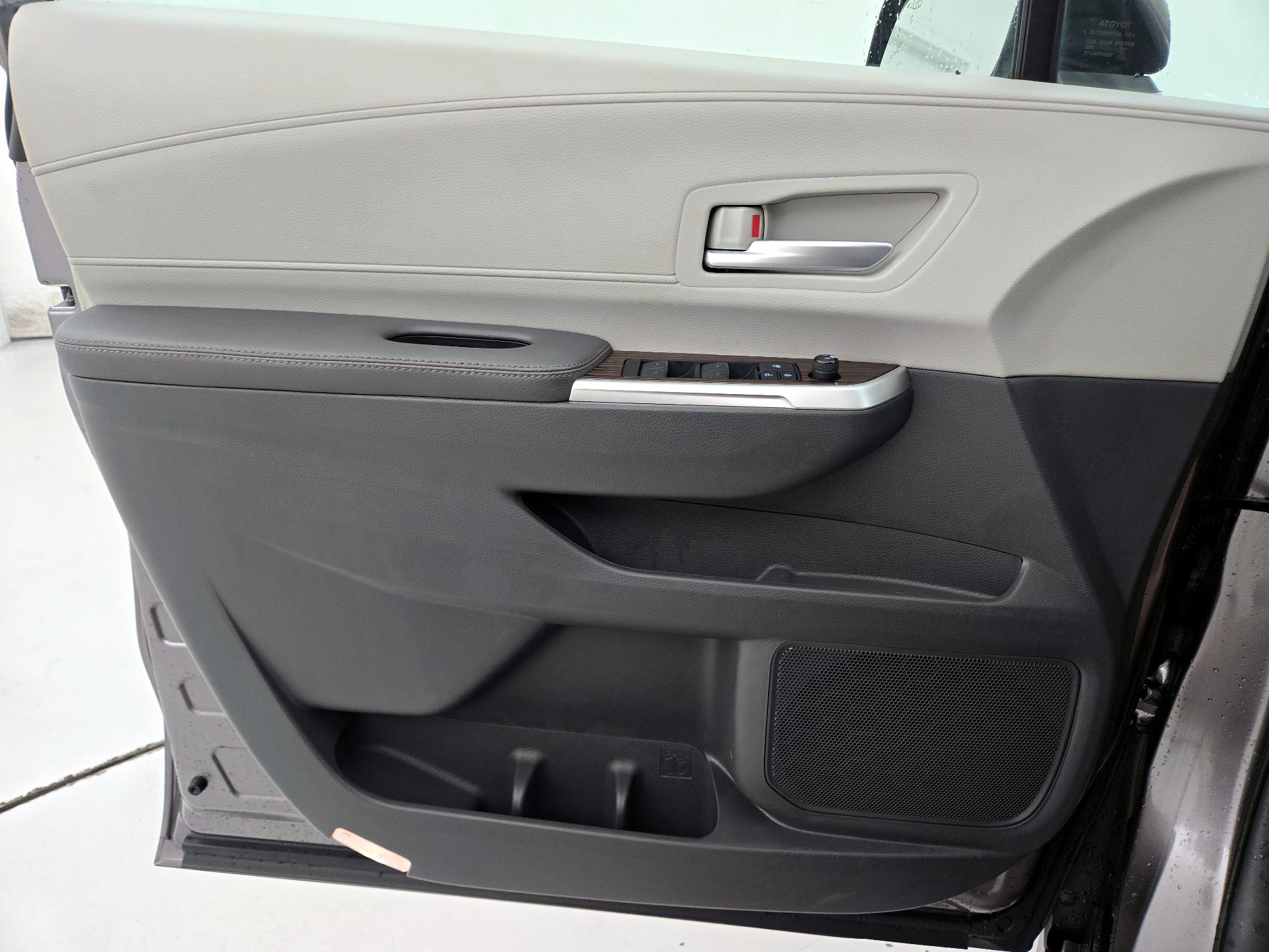Thumbnail: 2022 Toyota Sienna - 12