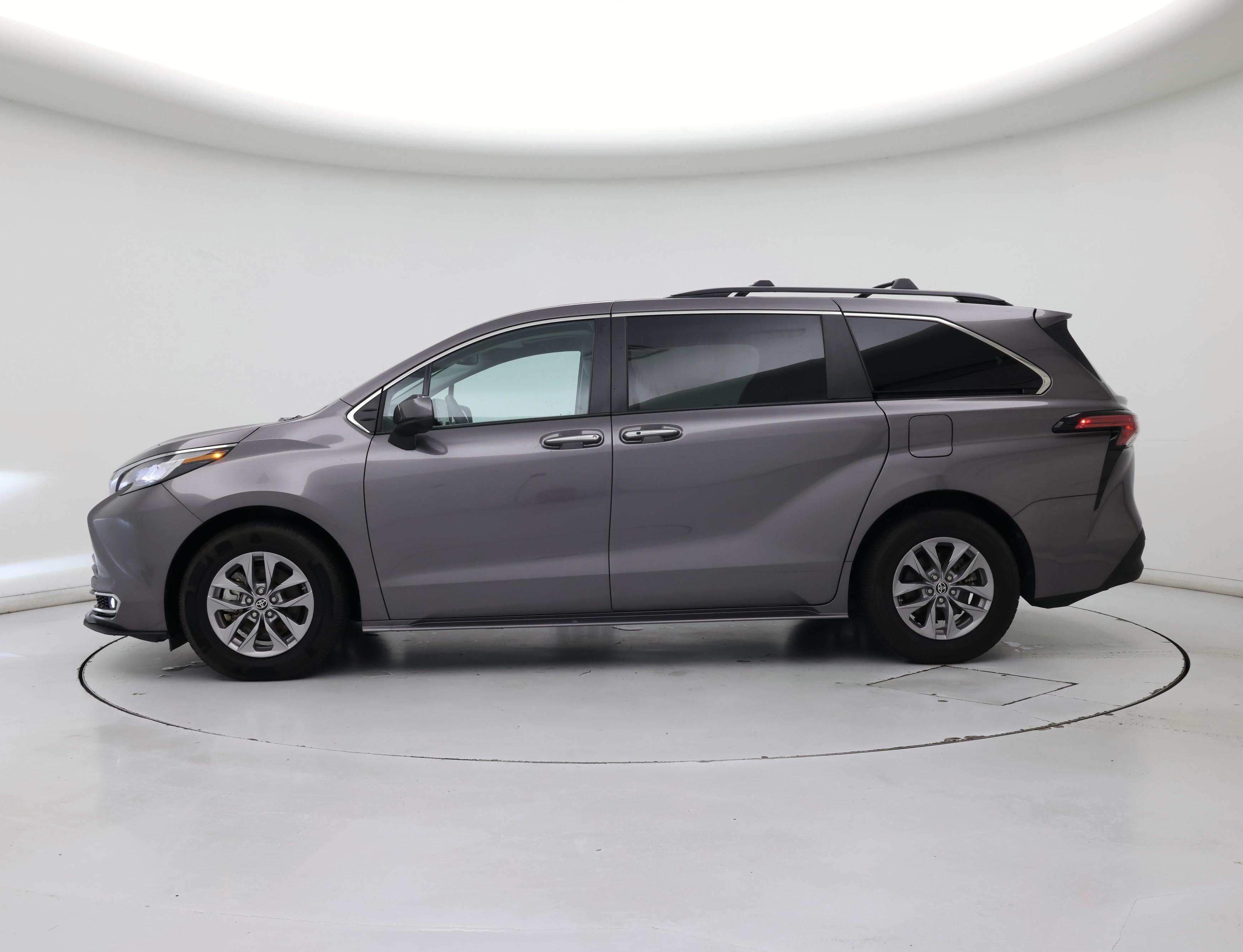 Thumbnail: 2022 Toyota Sienna - 3