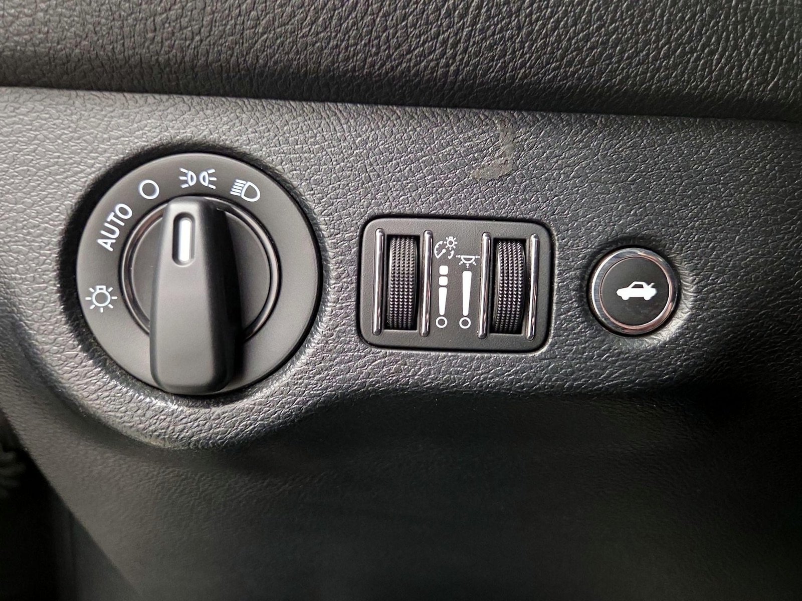 2018 Dodge Challenger SXT - Photo 14