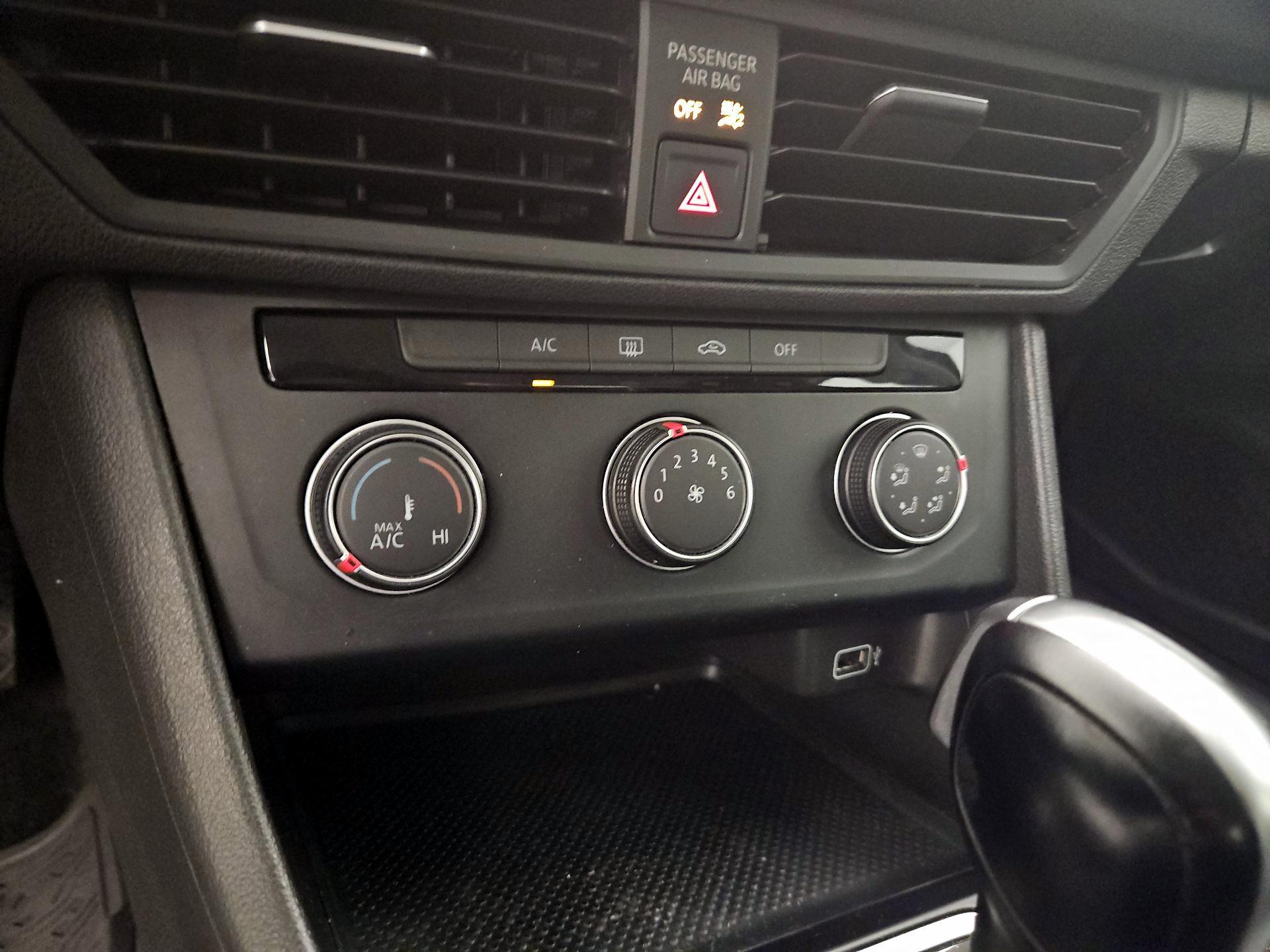 Thumbnail: 2019 Volkswagen Jetta - 16