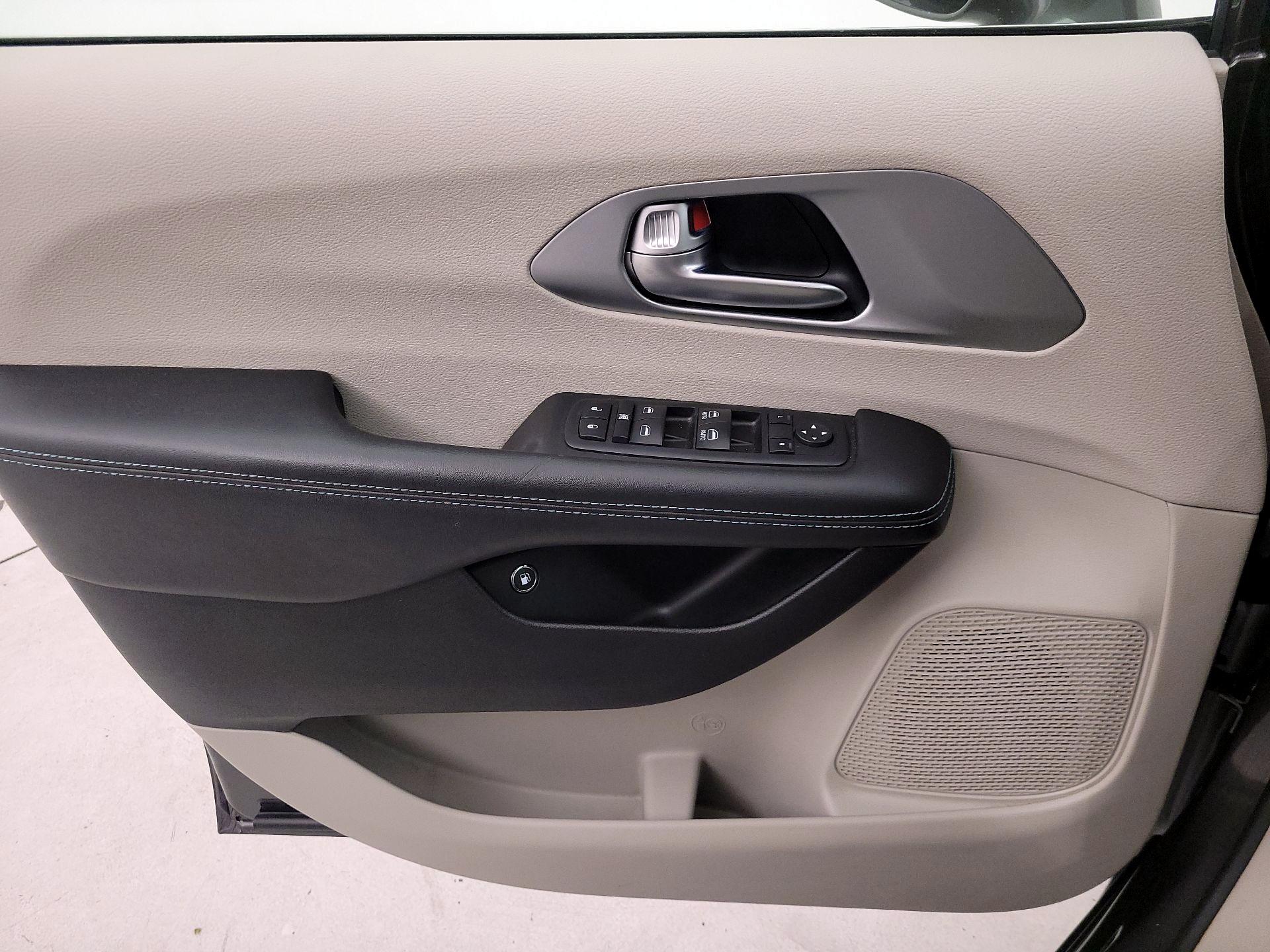 Thumbnail: 2017 Chrysler Pacifica - 12