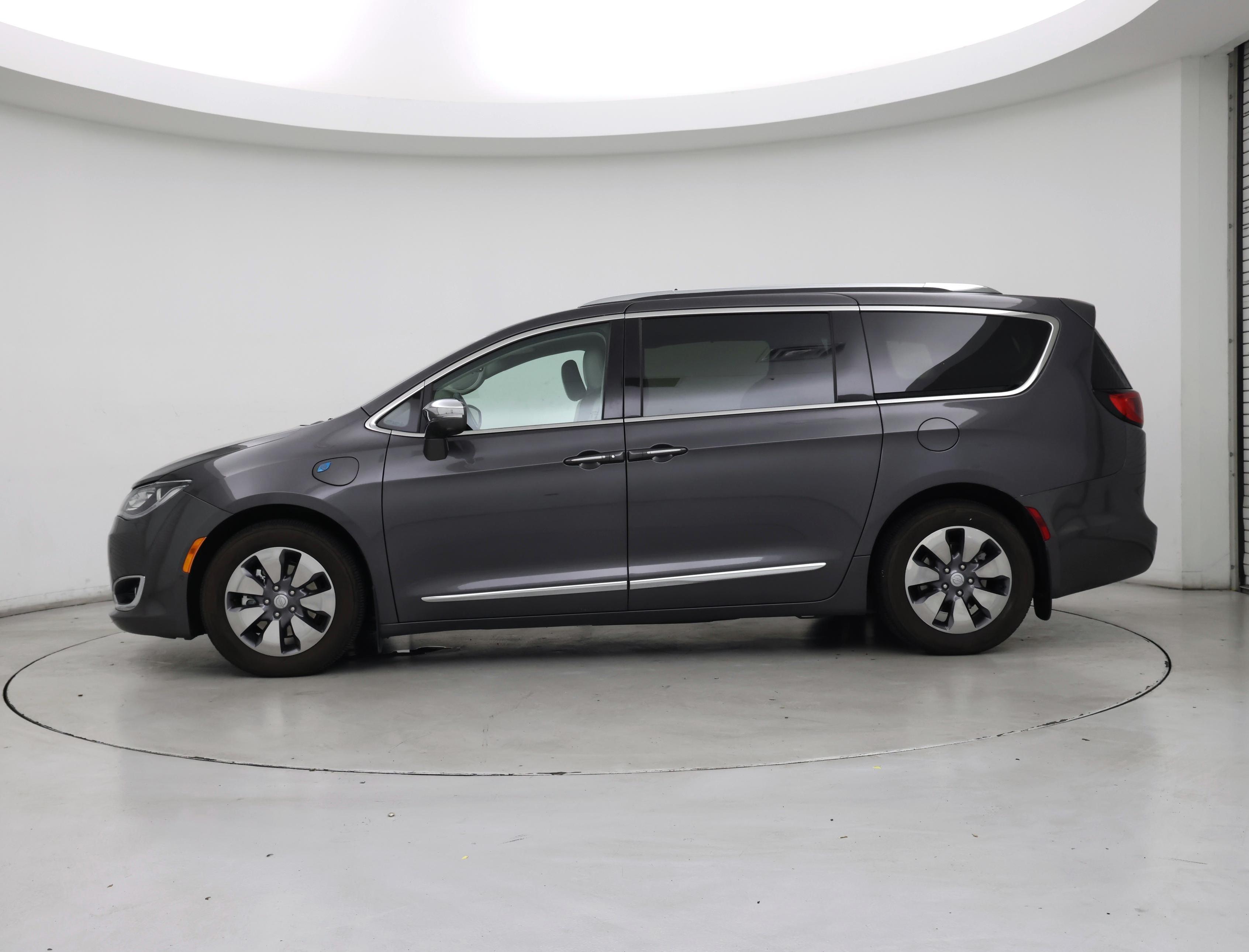 Thumbnail: 2017 Chrysler Pacifica - 3