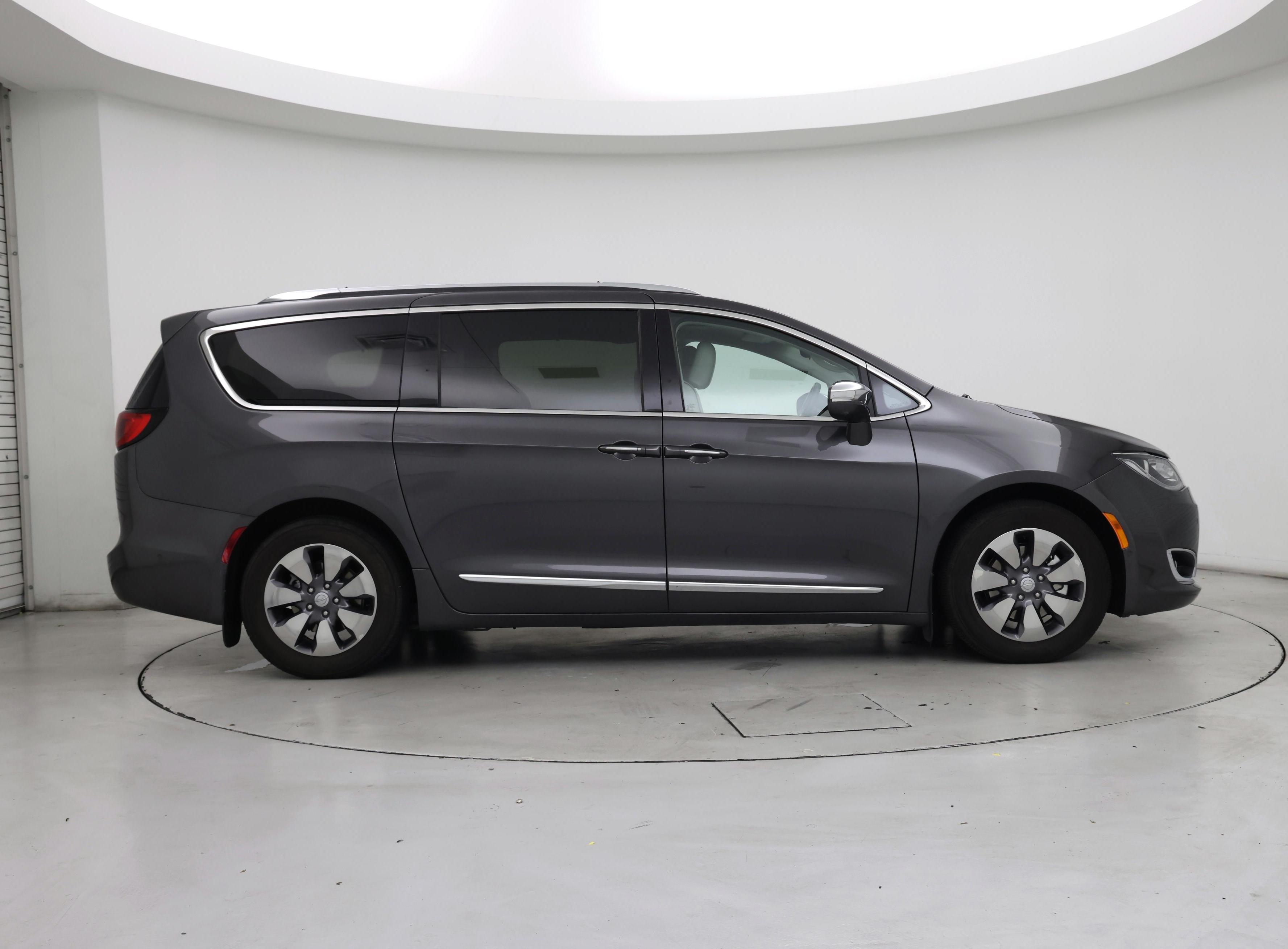 Thumbnail: 2017 Chrysler Pacifica - 7