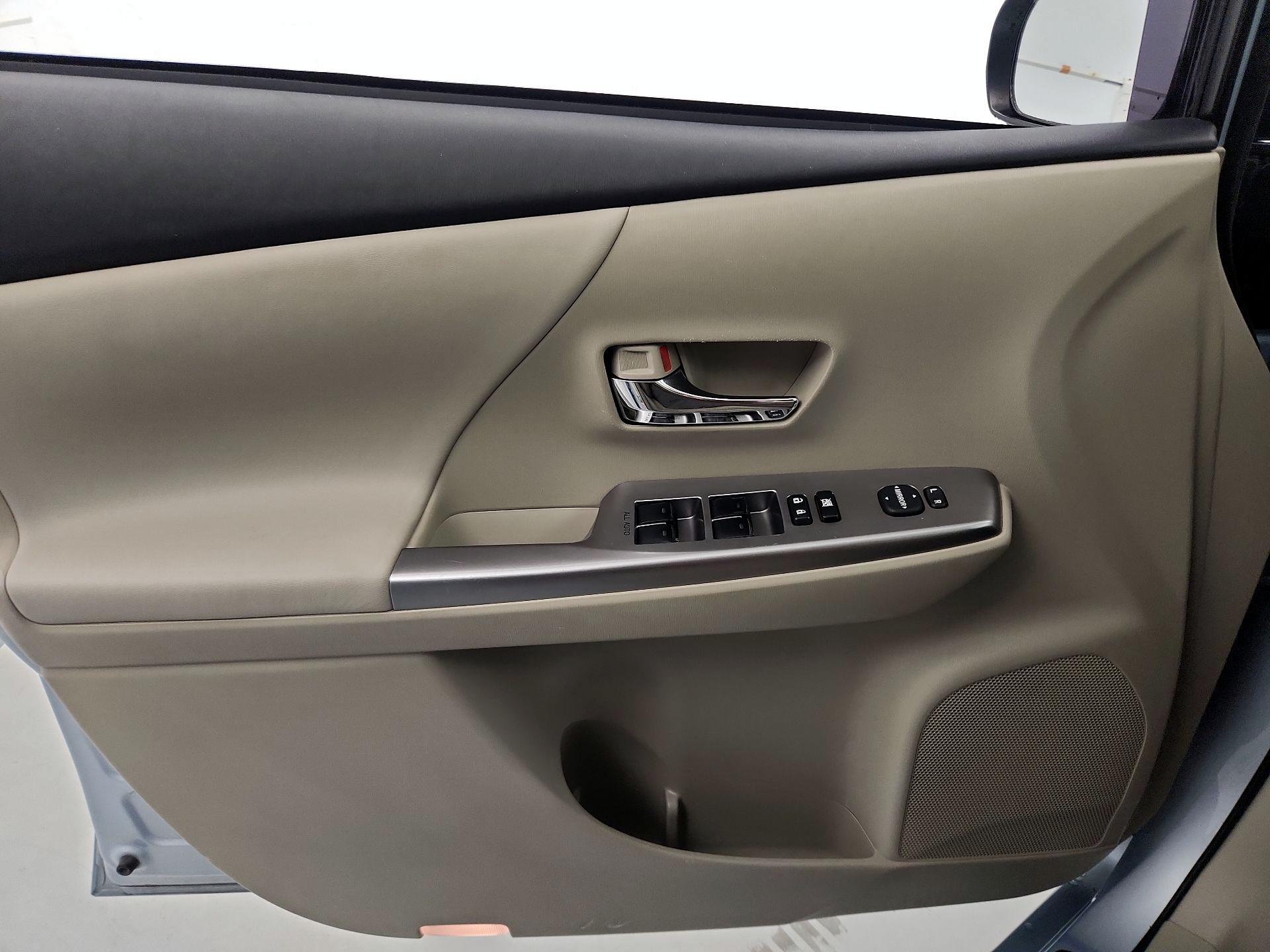 Thumbnail: 2015 Toyota Prius v - 12