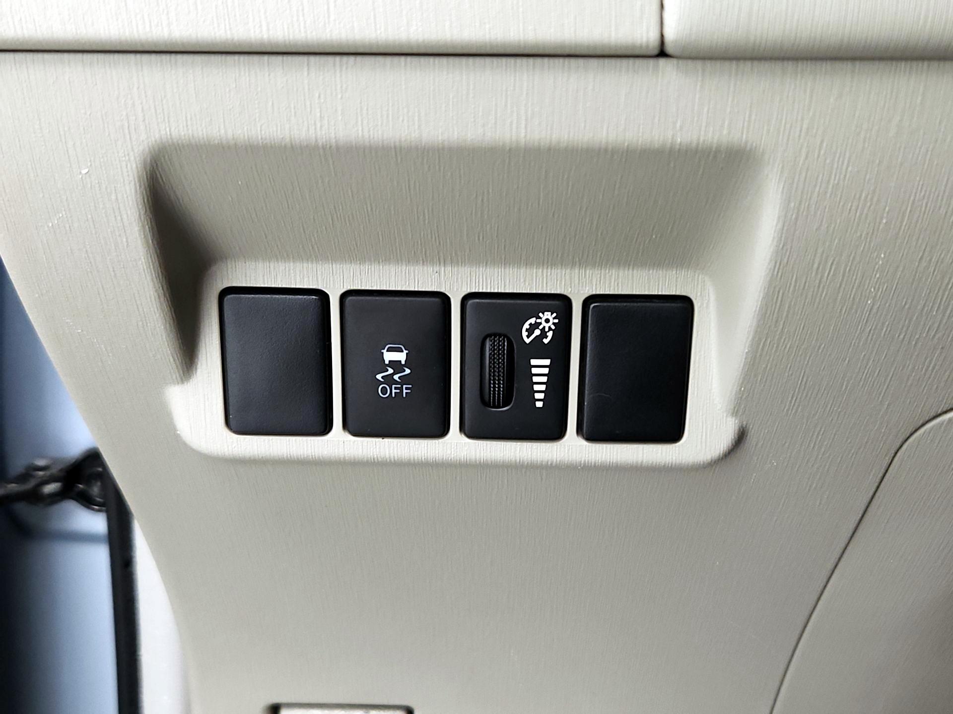 Thumbnail: 2015 Toyota Prius v - 13