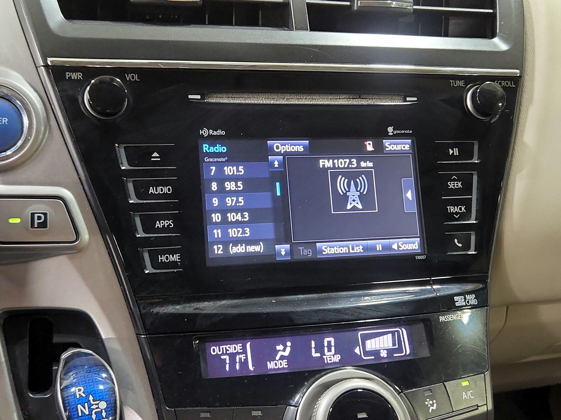 Thumbnail: 2015 Toyota Prius v - 15