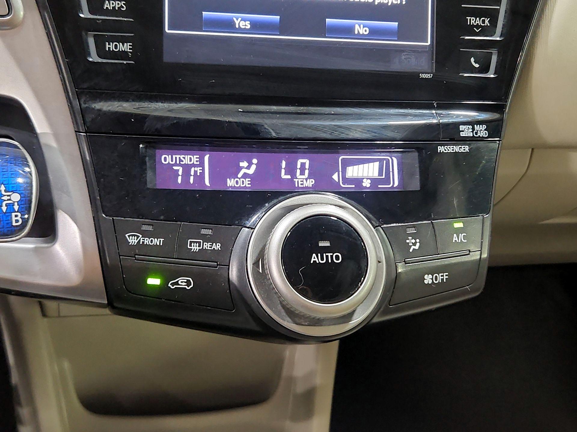 Thumbnail: 2015 Toyota Prius v - 16