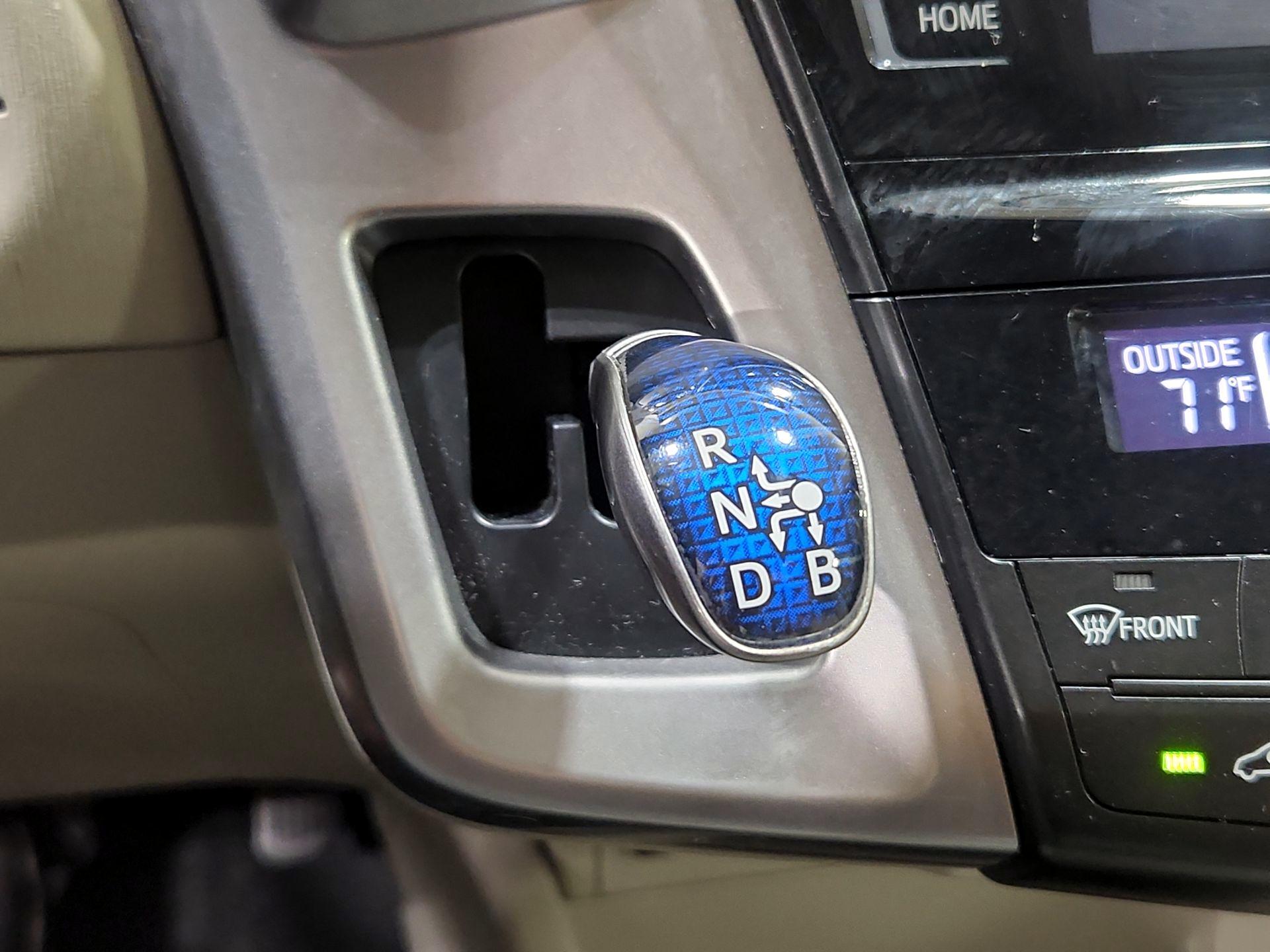 Thumbnail: 2015 Toyota Prius v - 17