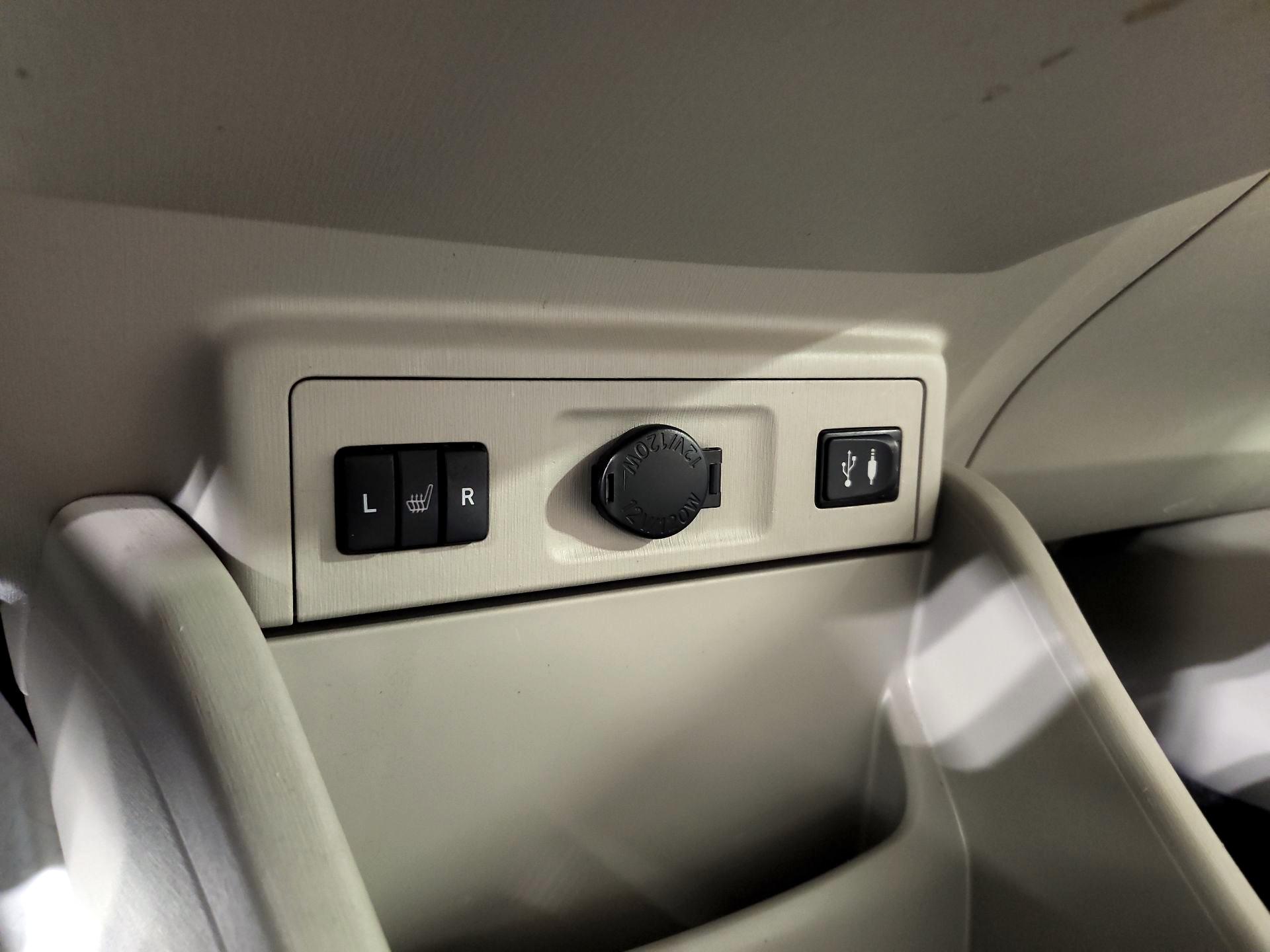 Thumbnail: 2015 Toyota Prius v - 18