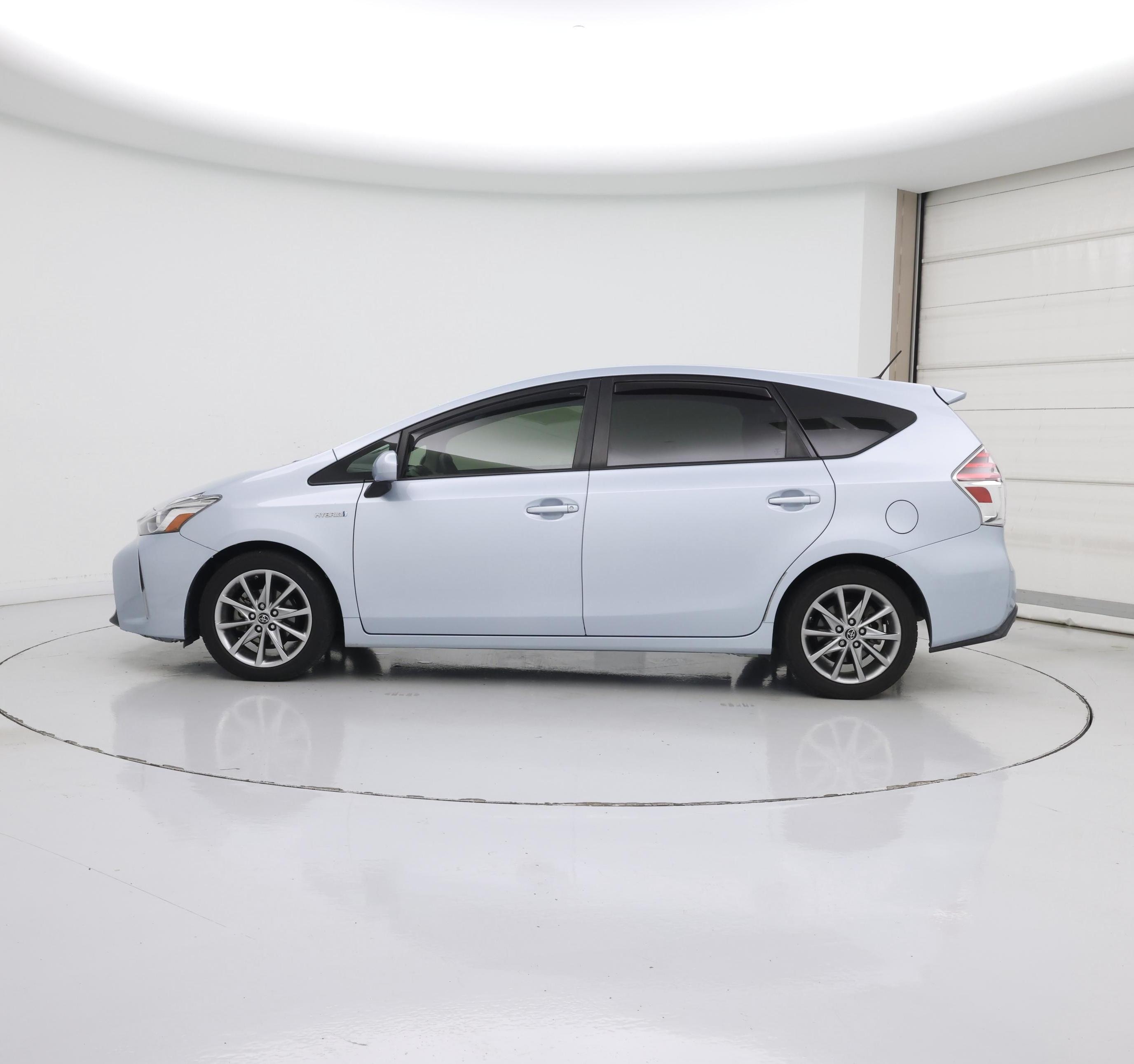 Thumbnail: 2015 Toyota Prius v - 3