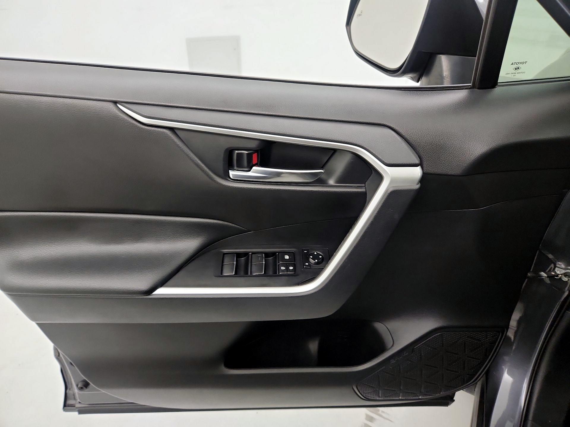 Thumbnail: 2020 Toyota RAV4 - 12