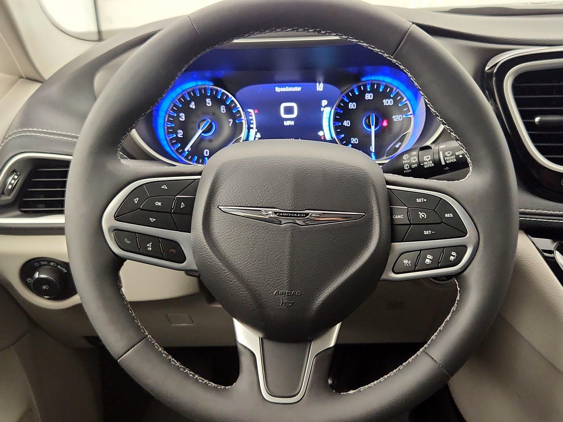 Thumbnail: 2023 Chrysler Pacifica - 10