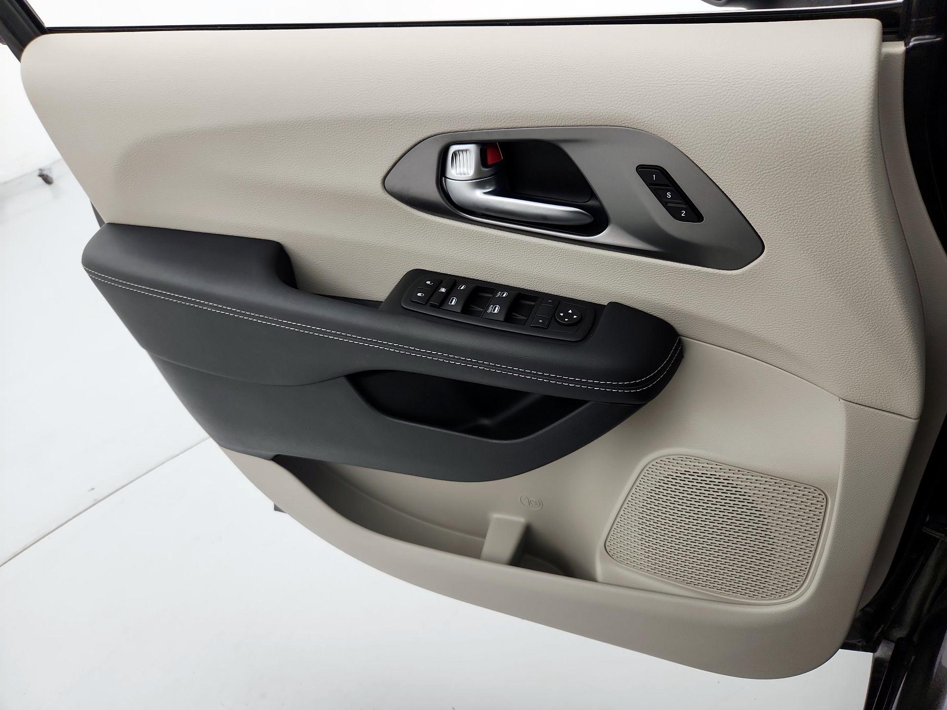 Thumbnail: 2023 Chrysler Pacifica - 12