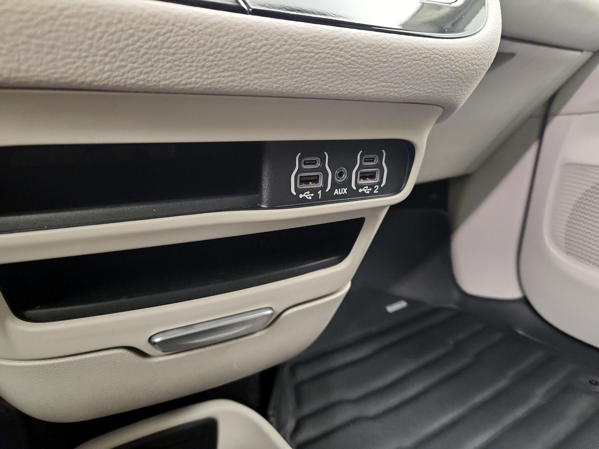 Thumbnail: 2023 Chrysler Pacifica - 18