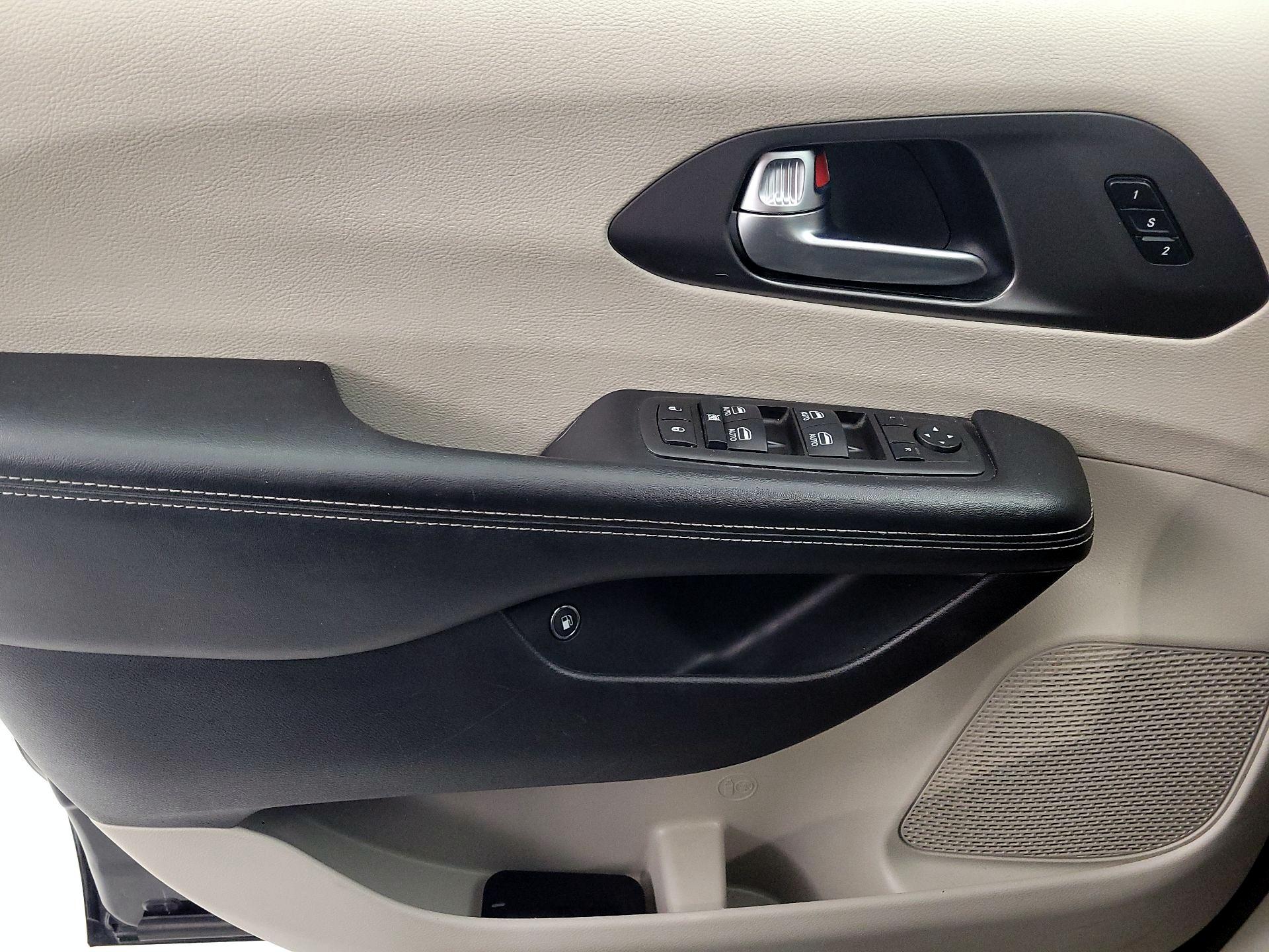 Thumbnail: 2022 Chrysler Pacifica - 12