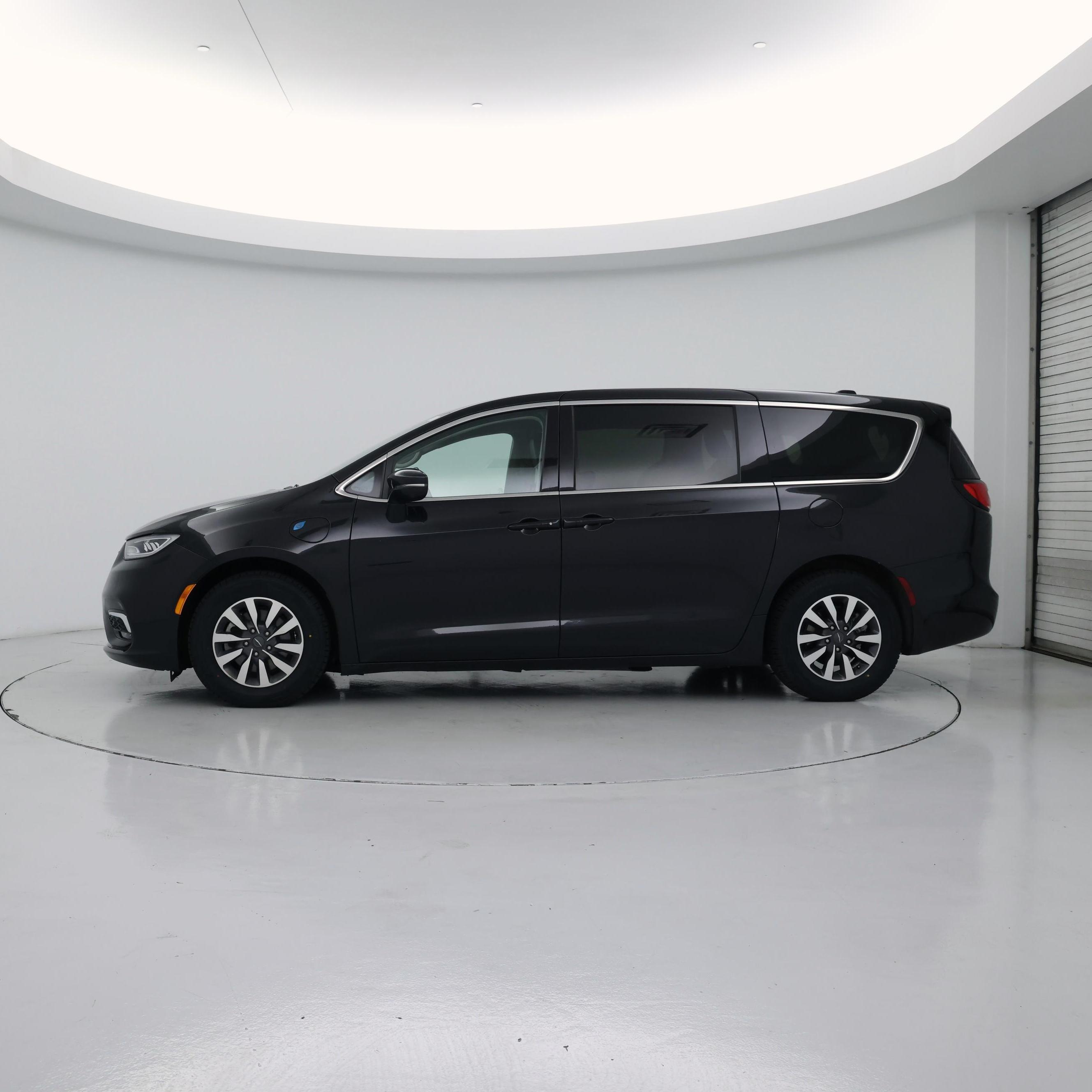Thumbnail: 2022 Chrysler Pacifica - 3
