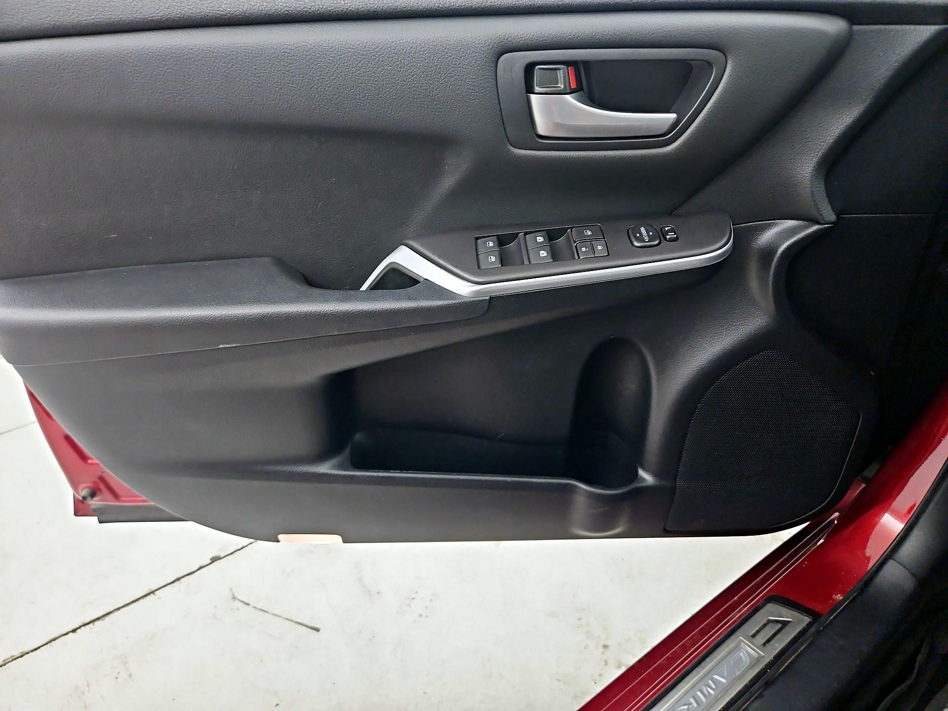 Thumbnail: 2015 Toyota Camry - 12