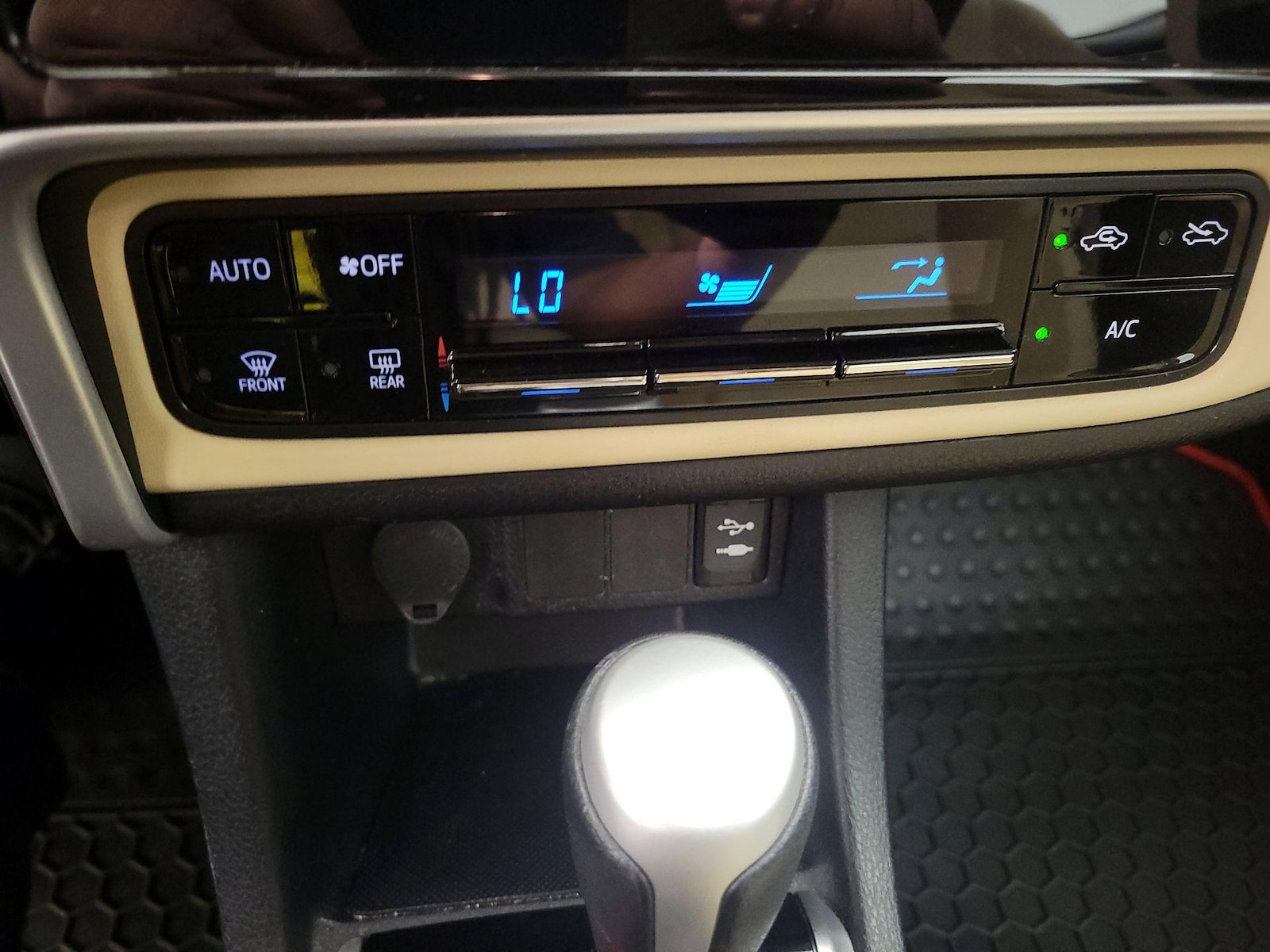 2018 Toyota Corolla LE - Photo 17