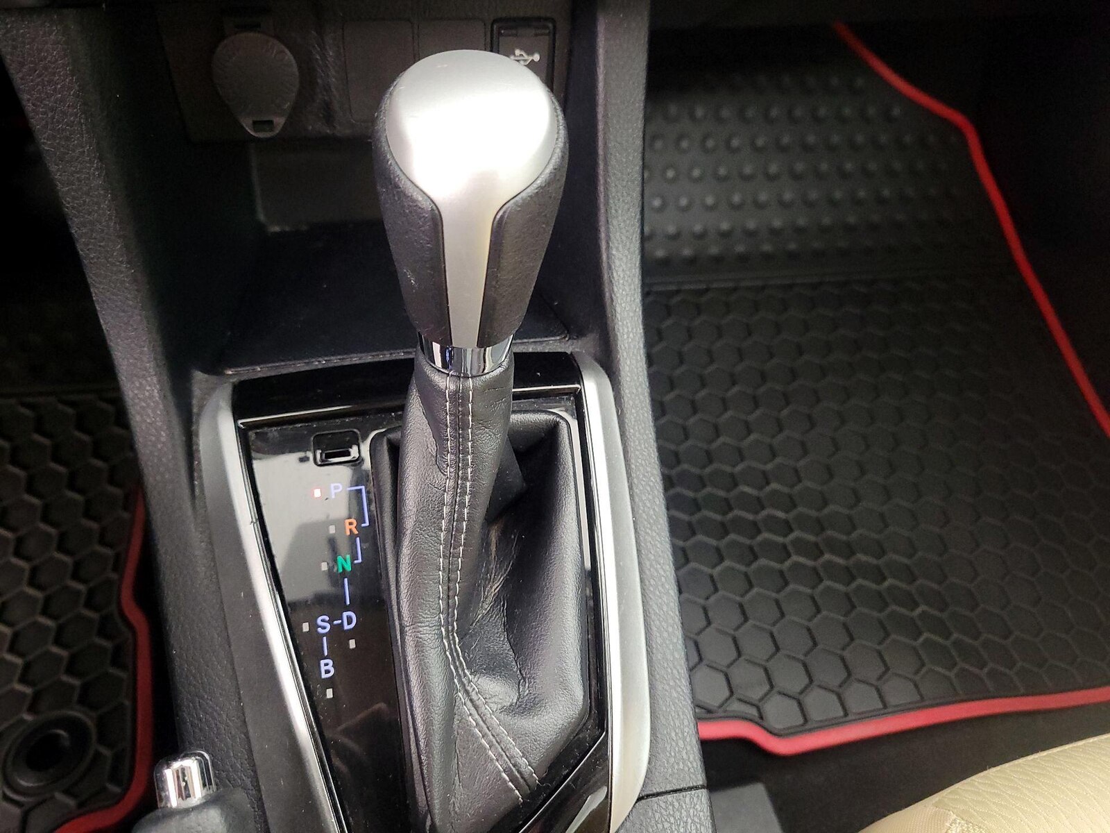 2018 Toyota Corolla LE - Photo 18