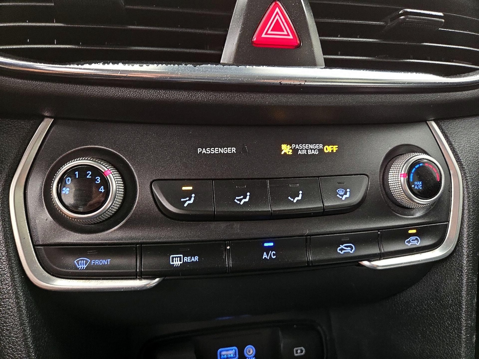 2020 Hyundai Santa Fe SE - Photo 17