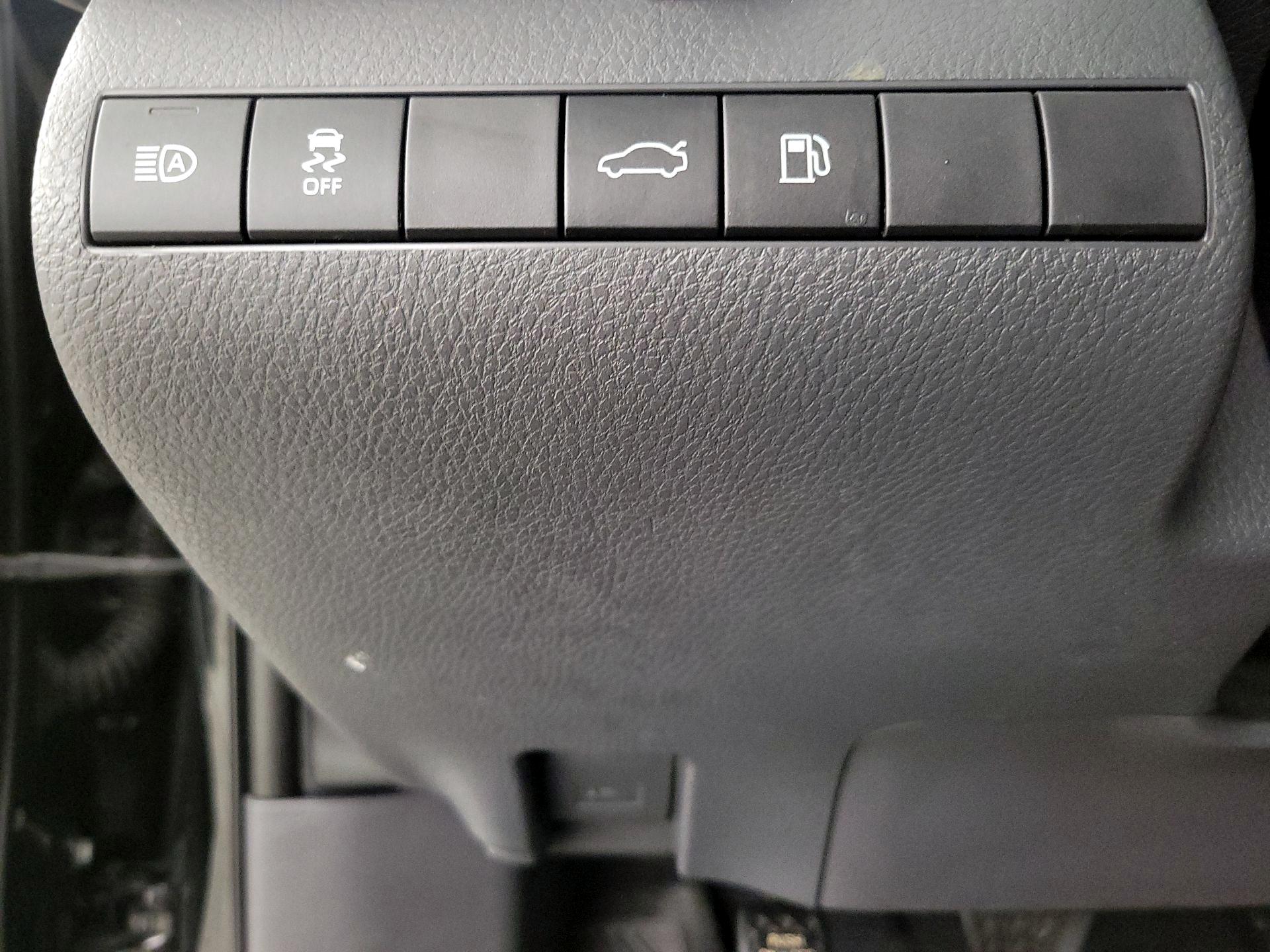 Thumbnail: 2018 Toyota Camry - 13