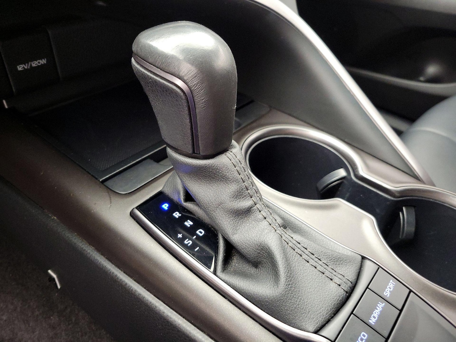 2024 Toyota Camry SE - Photo 18