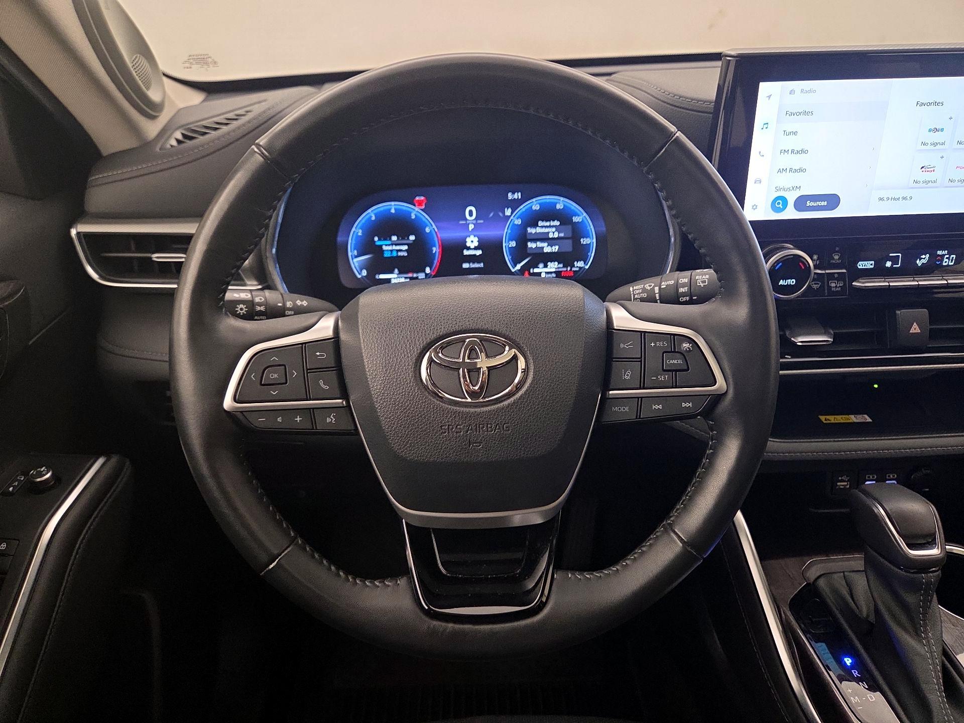 Thumbnail: 2023 Toyota Highlander - 10