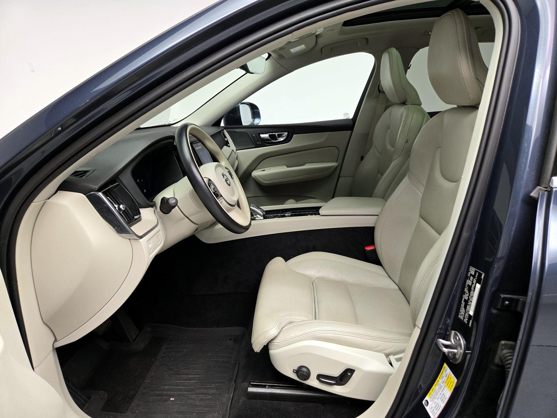 Thumbnail: 2022 Volvo XC60 - 11
