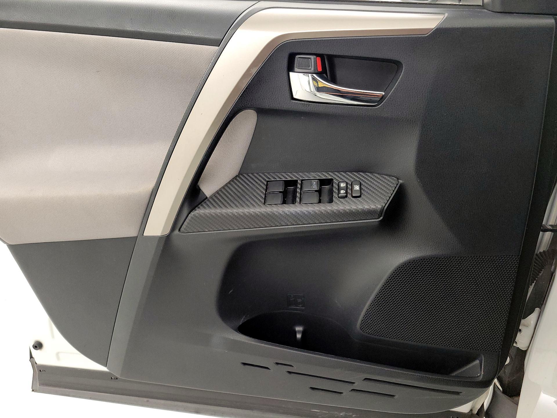 Thumbnail: 2015 Toyota RAV4 - 12