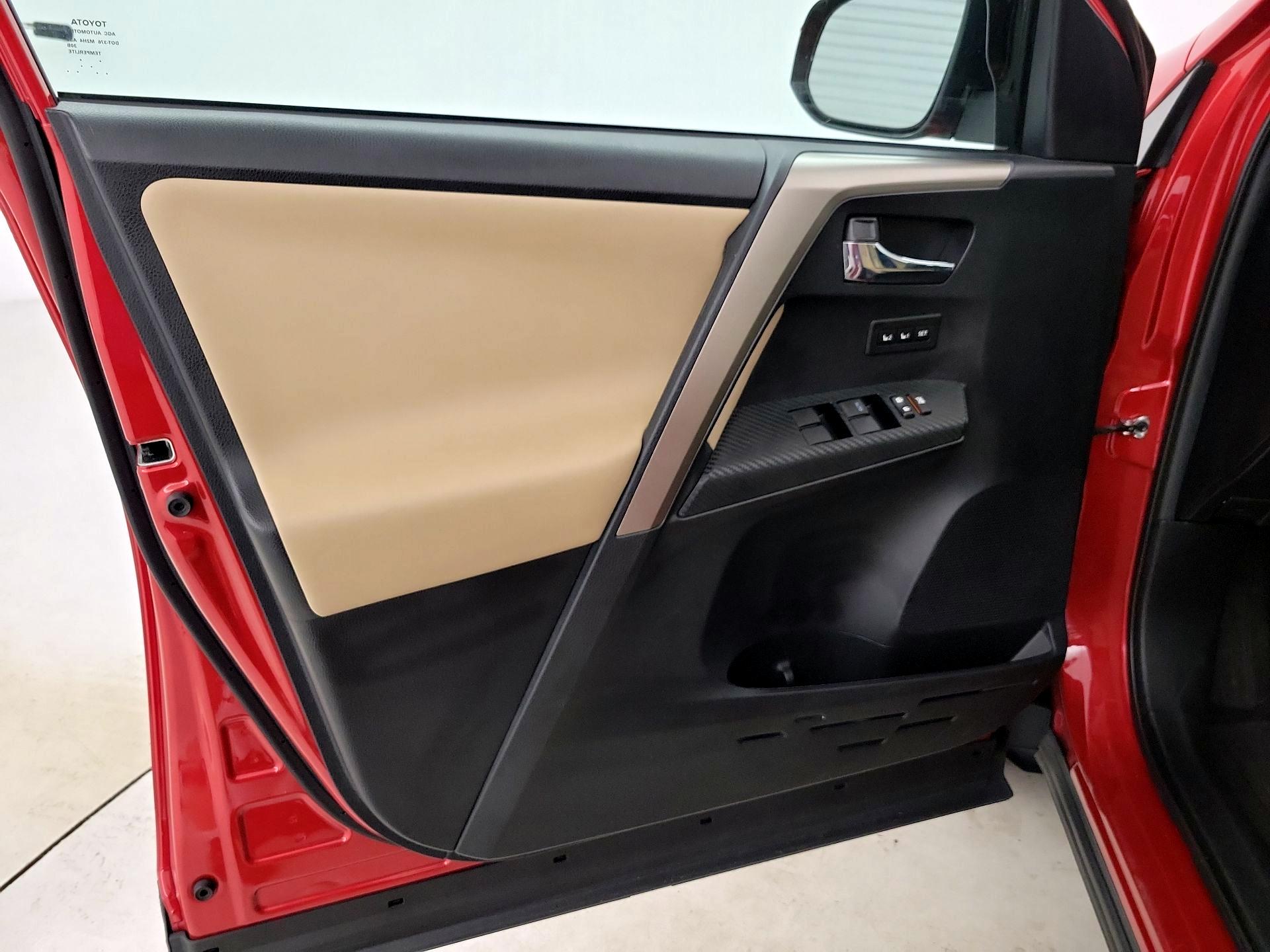 Thumbnail: 2015 Toyota RAV4 - 12
