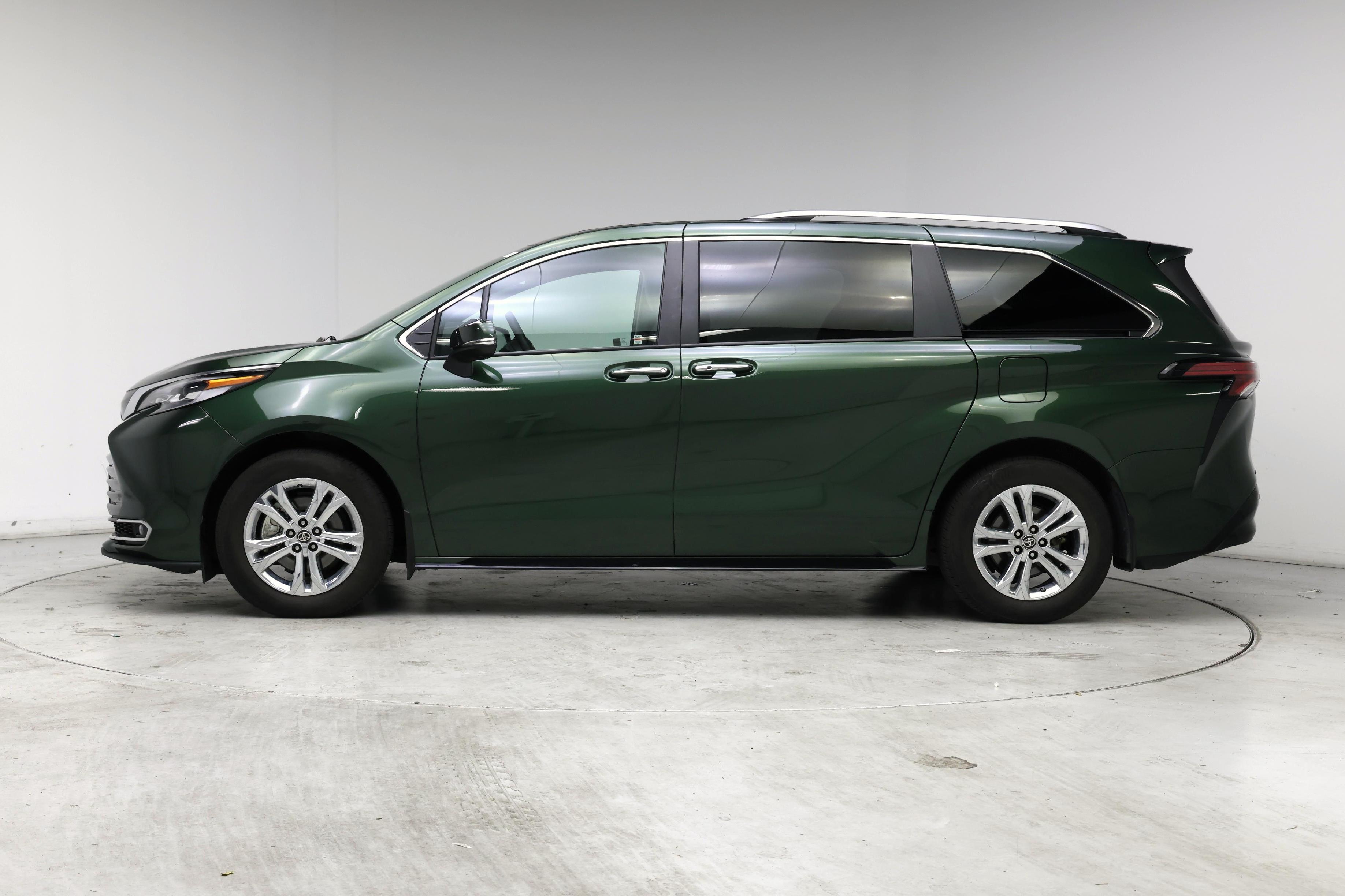 Thumbnail: 2023 Toyota Sienna - 3