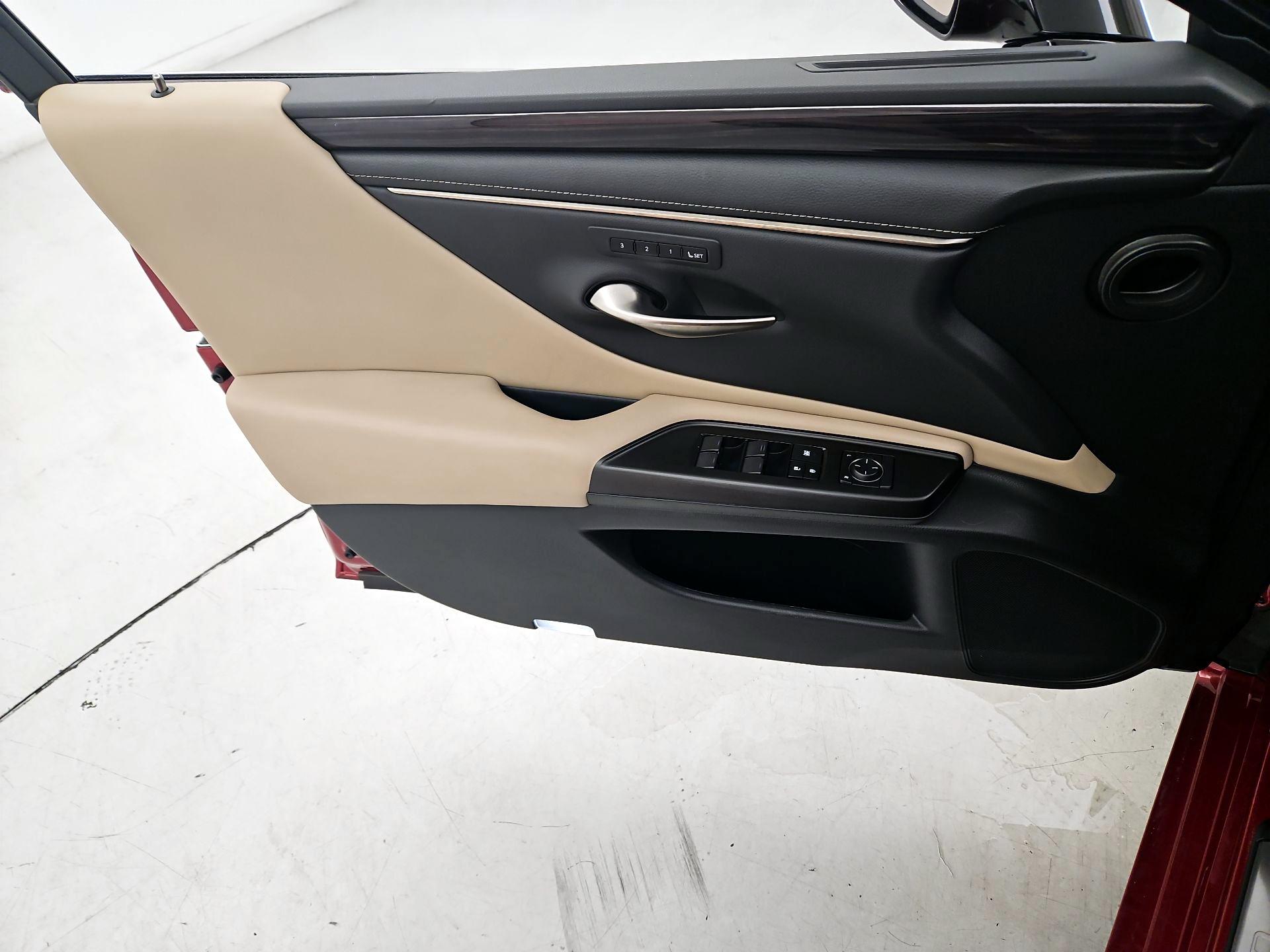 Thumbnail: 2019 Lexus ES - 12