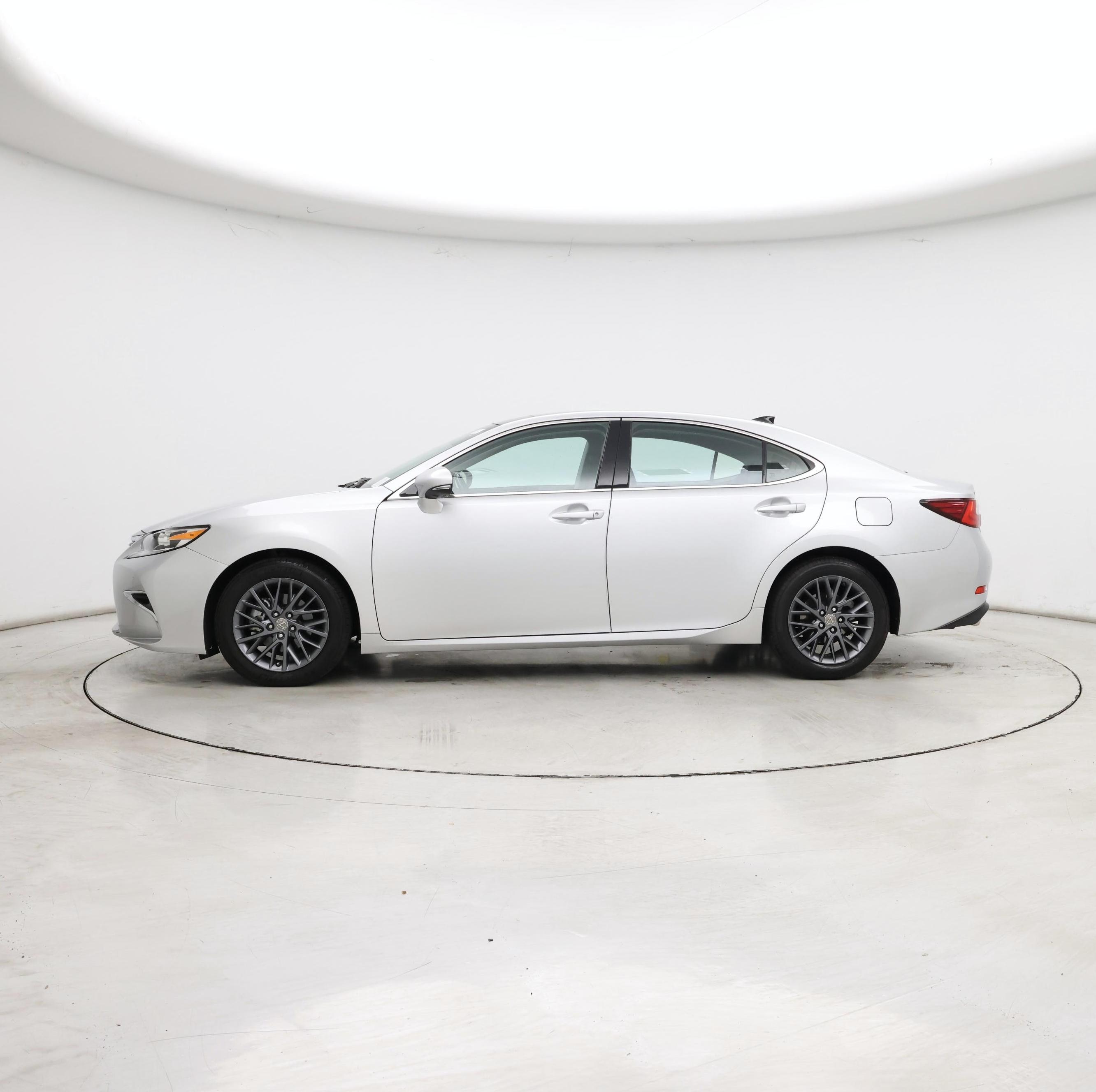 Thumbnail: 2018 Lexus ES - 3
