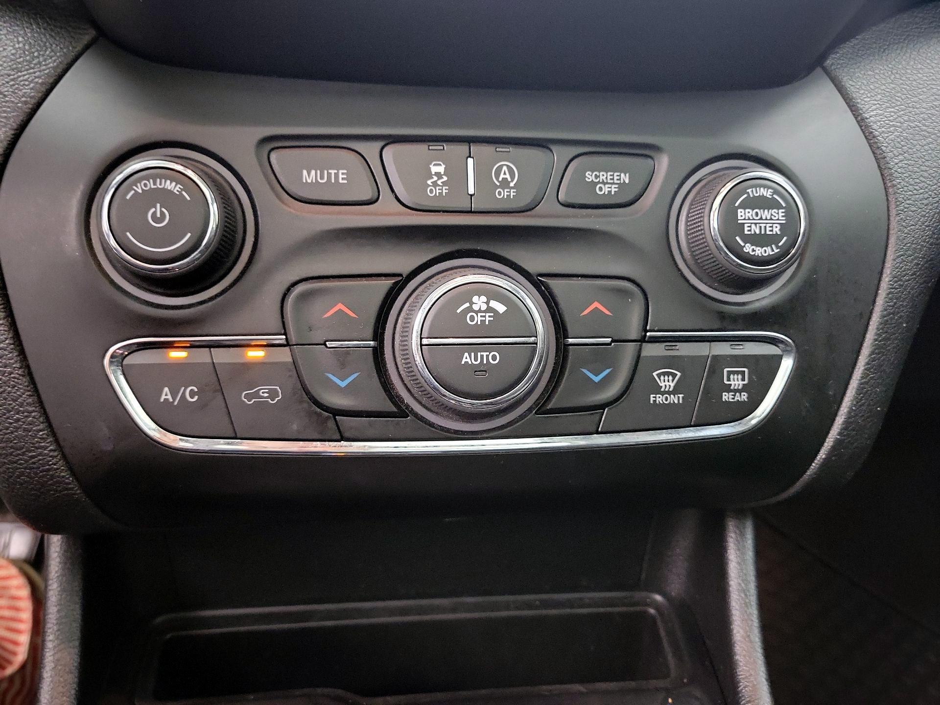 Thumbnail: 2020 Jeep Cherokee - 16