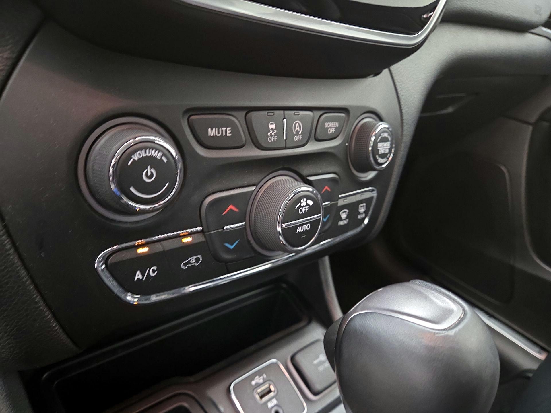 Thumbnail: 2019 Jeep Cherokee - 16
